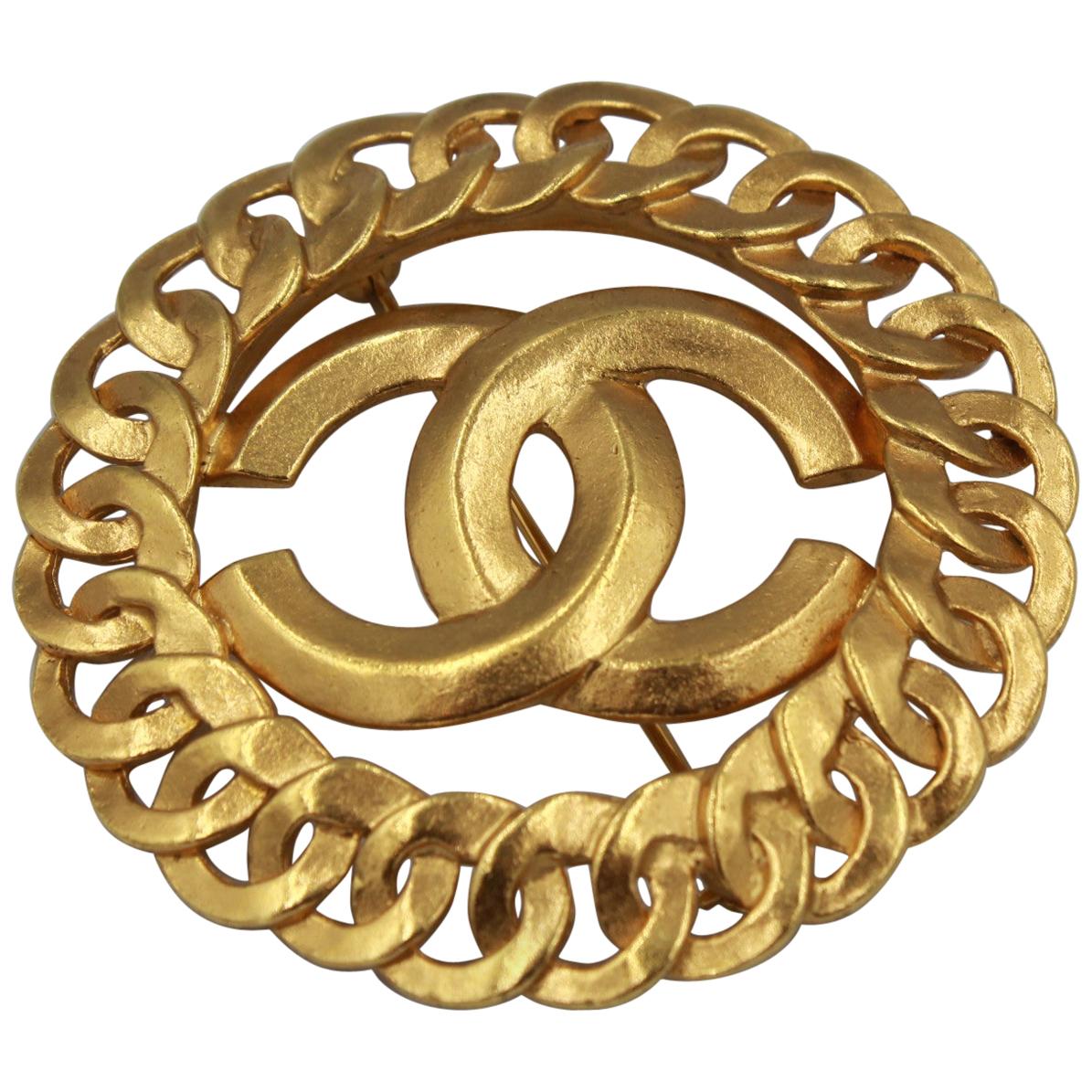 Vintage Chanel broche, double « C » in Gold metal. For Sale