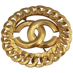 Vintage Chanel broche, double « C » in Gold metal.