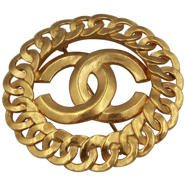 Vintage Chanel broche, double « C » in Gold metal. For Sale at 1stDibs