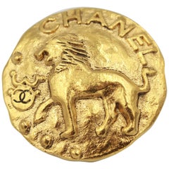 Broche vintage Chanel en métal doré avec lion