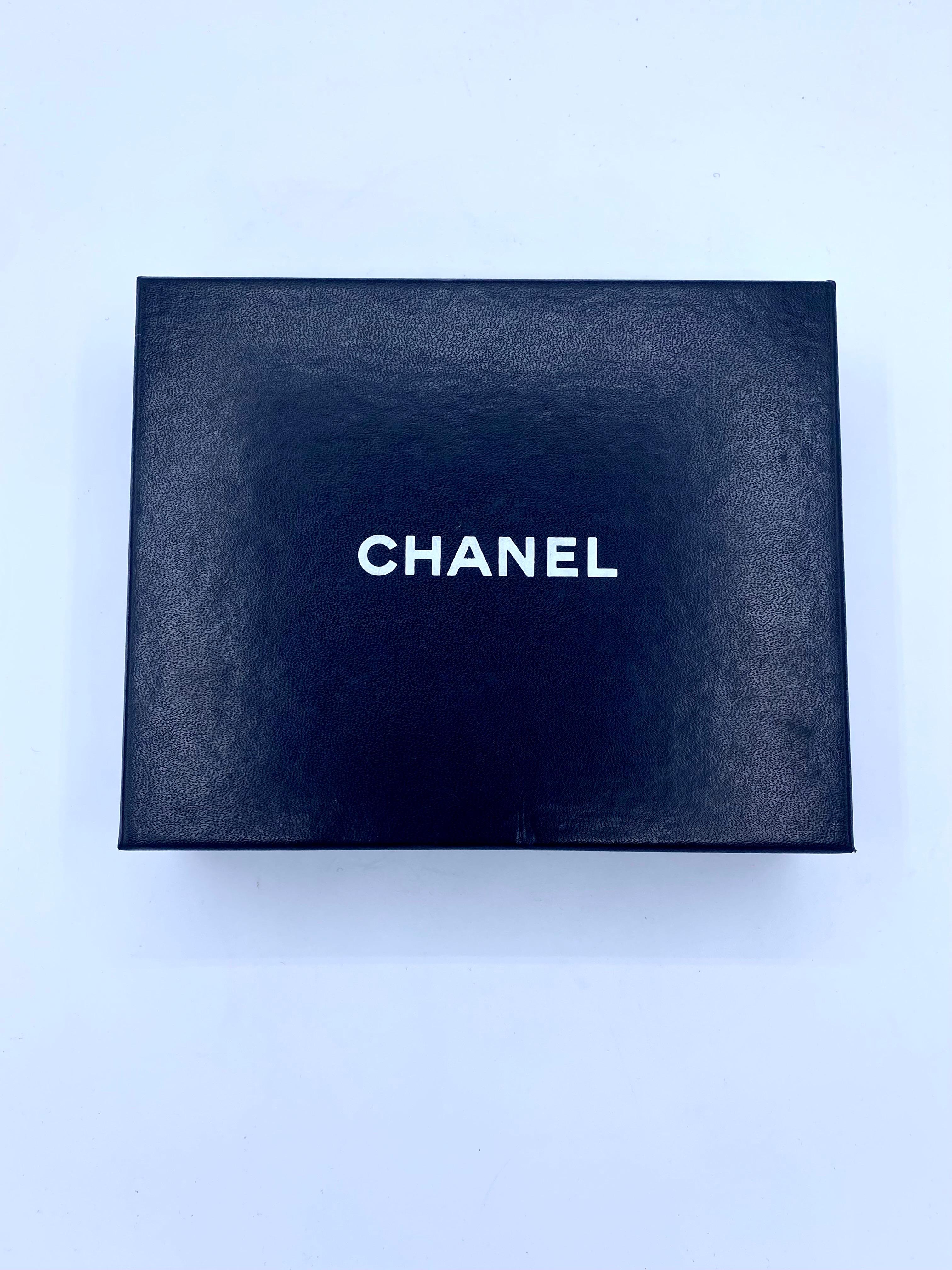 vintage Chanel brooch, door knocker in gold metal from the 1990s. For Sale 6