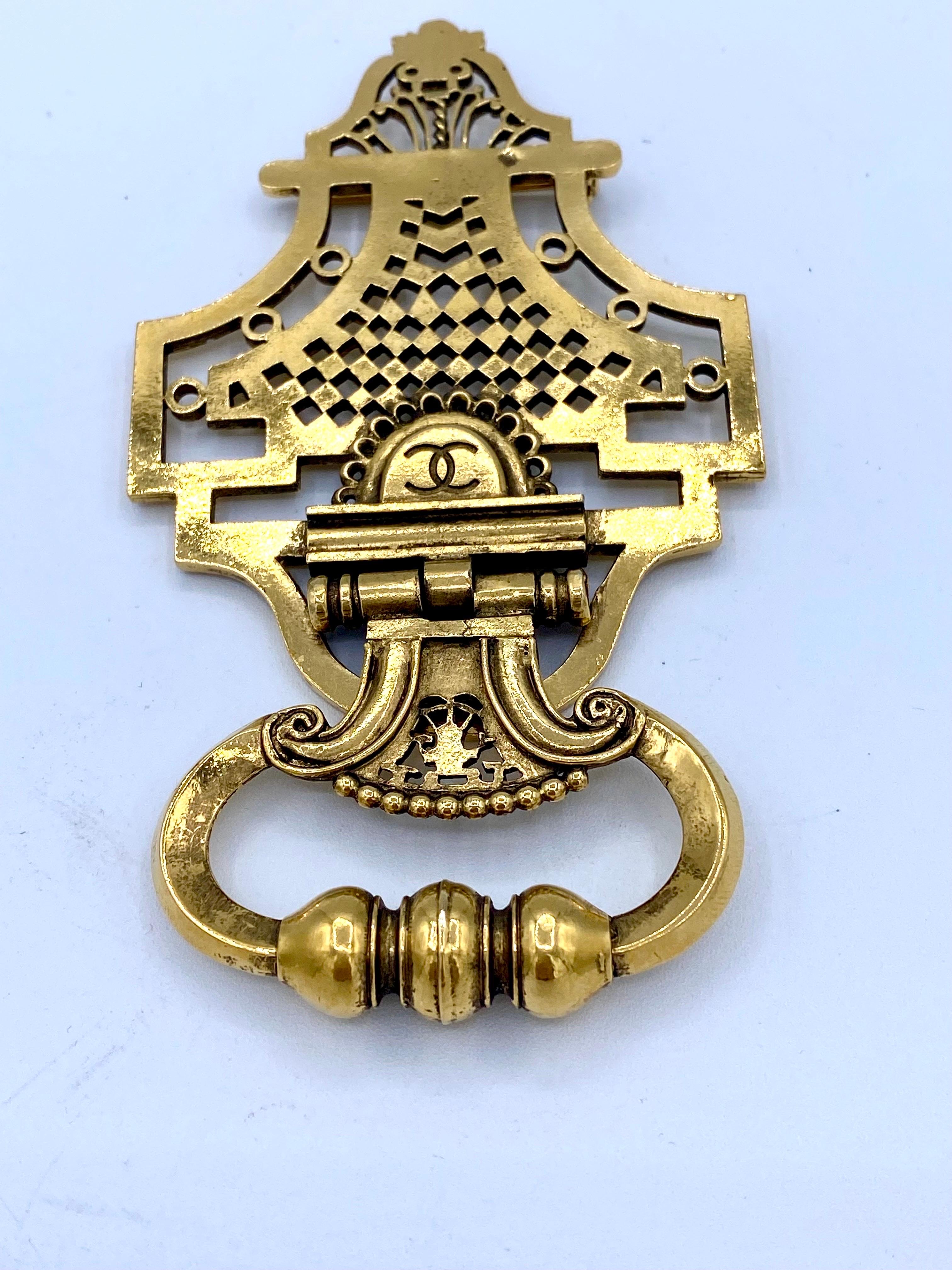 Imposing vintage Chanel brooch, door knocker in gold metal from the 1990s.
Height is 13.6cm
the width of 7.4cm
the thickness (at the widest) 1.2cm
The pin received a blow on the top (see photo)
Comes with a Chanel box.