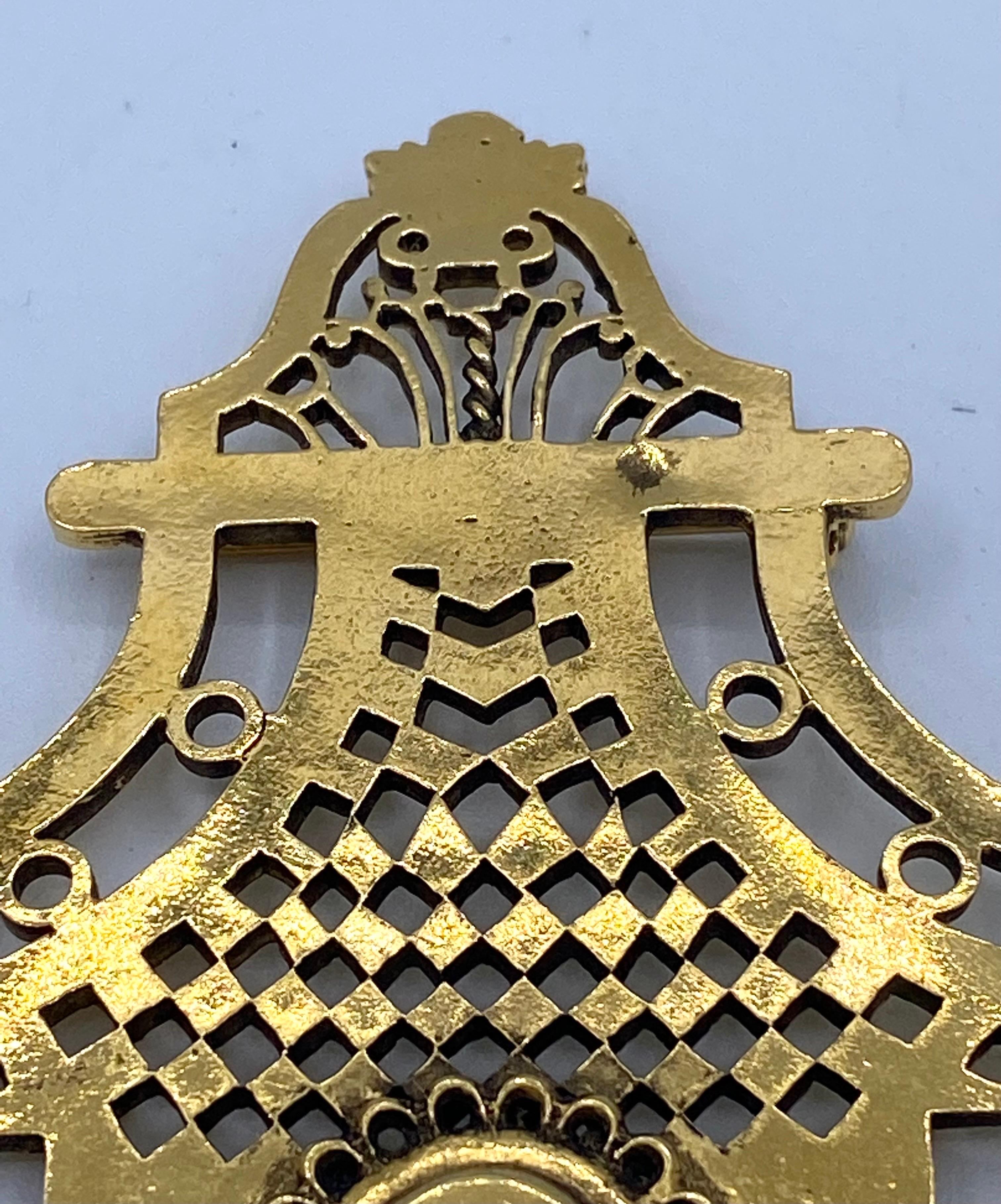 Women's or Men's vintage Chanel brooch, door knocker in gold metal from the 1990s. For Sale