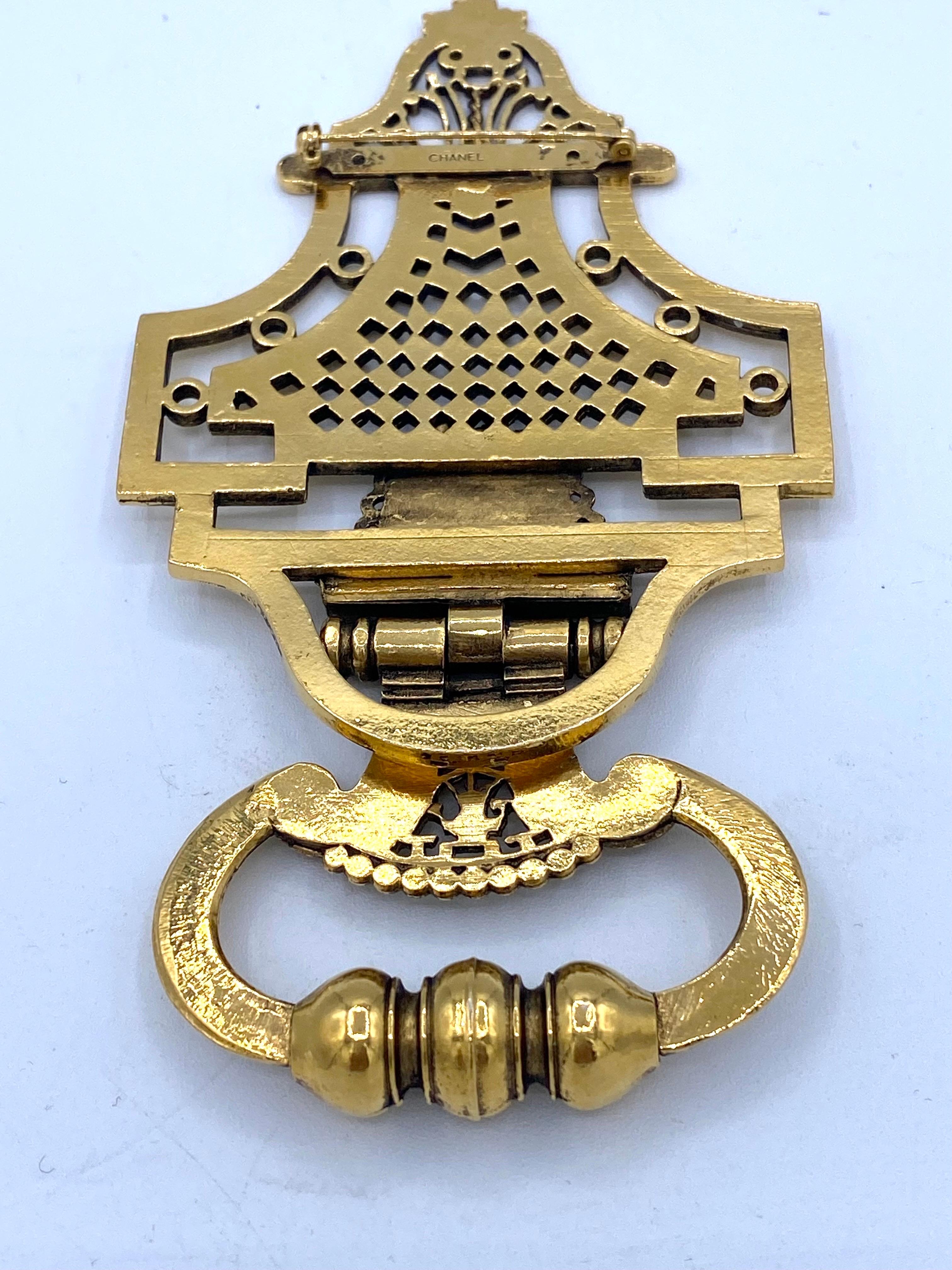 vintage Chanel brooch, door knocker in gold metal from the 1990s. For Sale 1