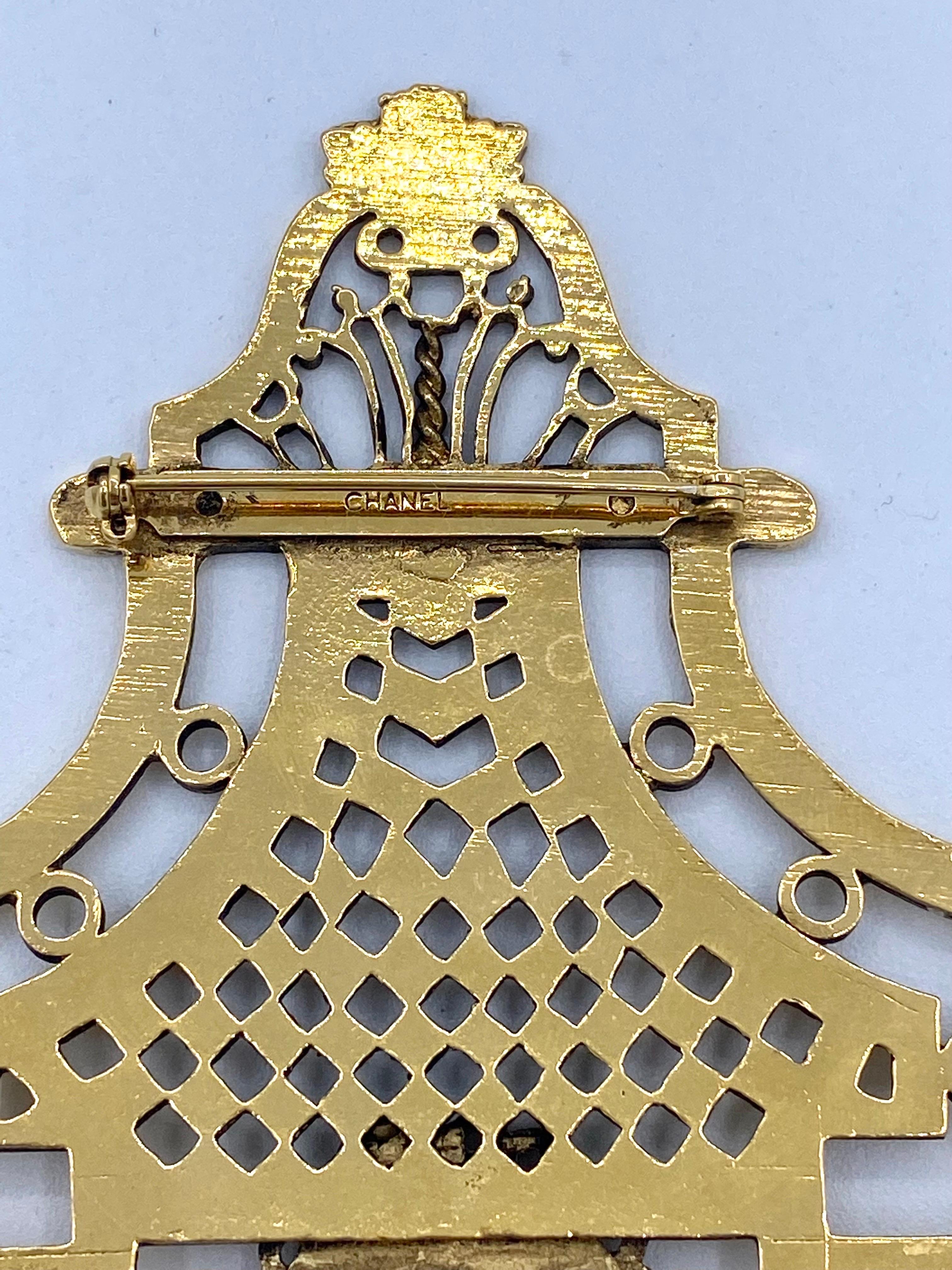 vintage Chanel brooch, door knocker in gold metal from the 1990s. For Sale 2