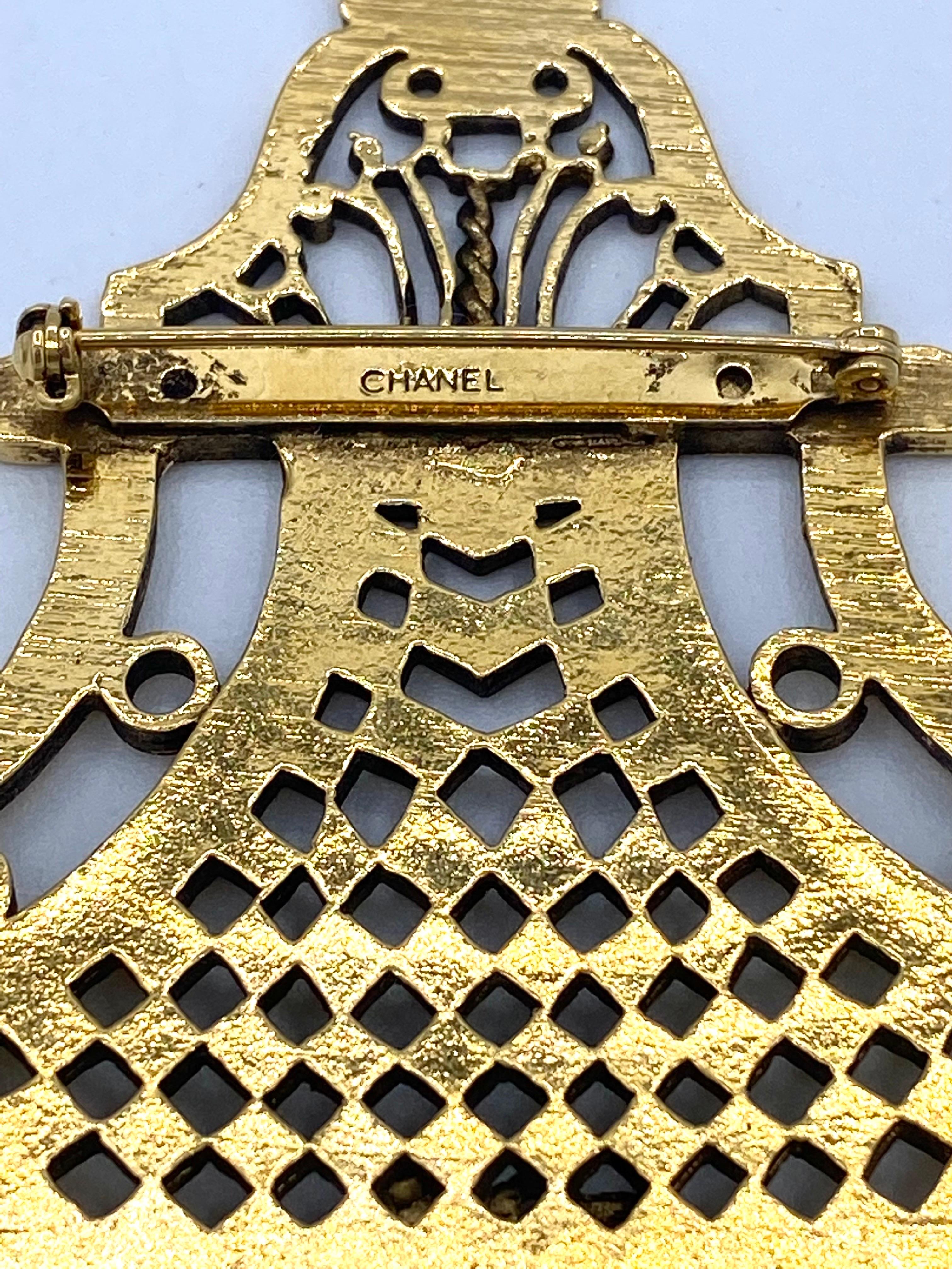 vintage Chanel brooch, door knocker in gold metal from the 1990s. For Sale 3