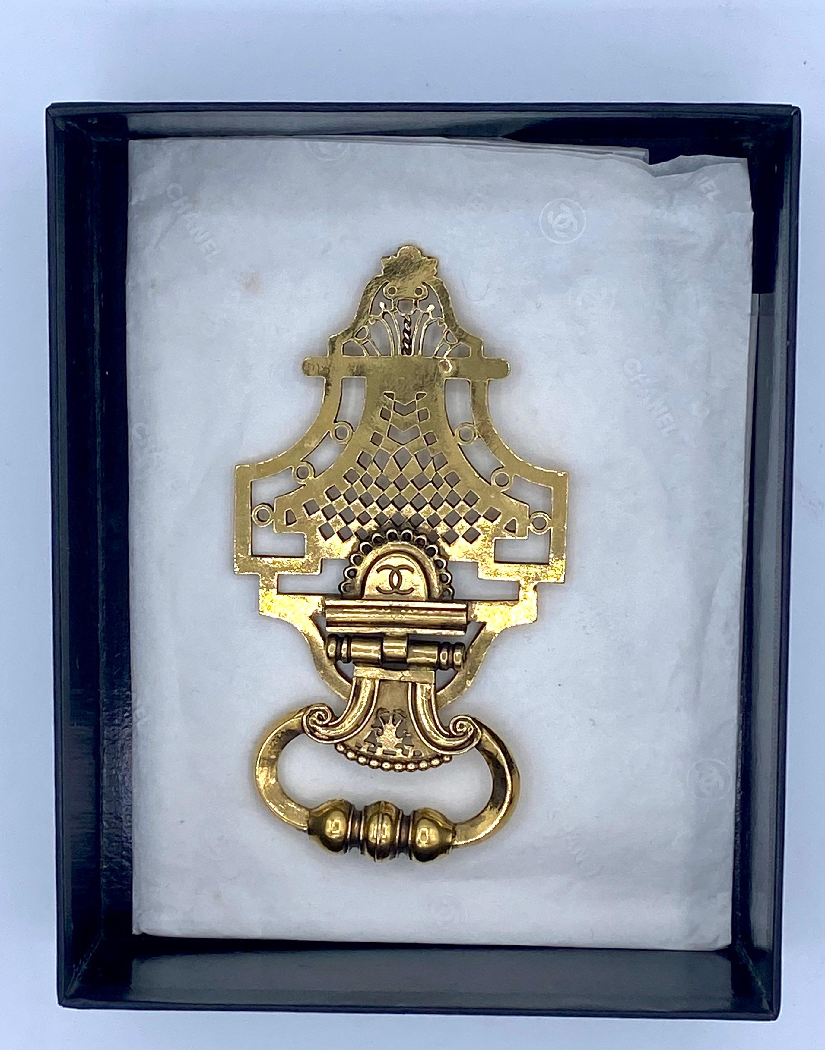 vintage Chanel brooch, door knocker in gold metal from the 1990s. For Sale 4