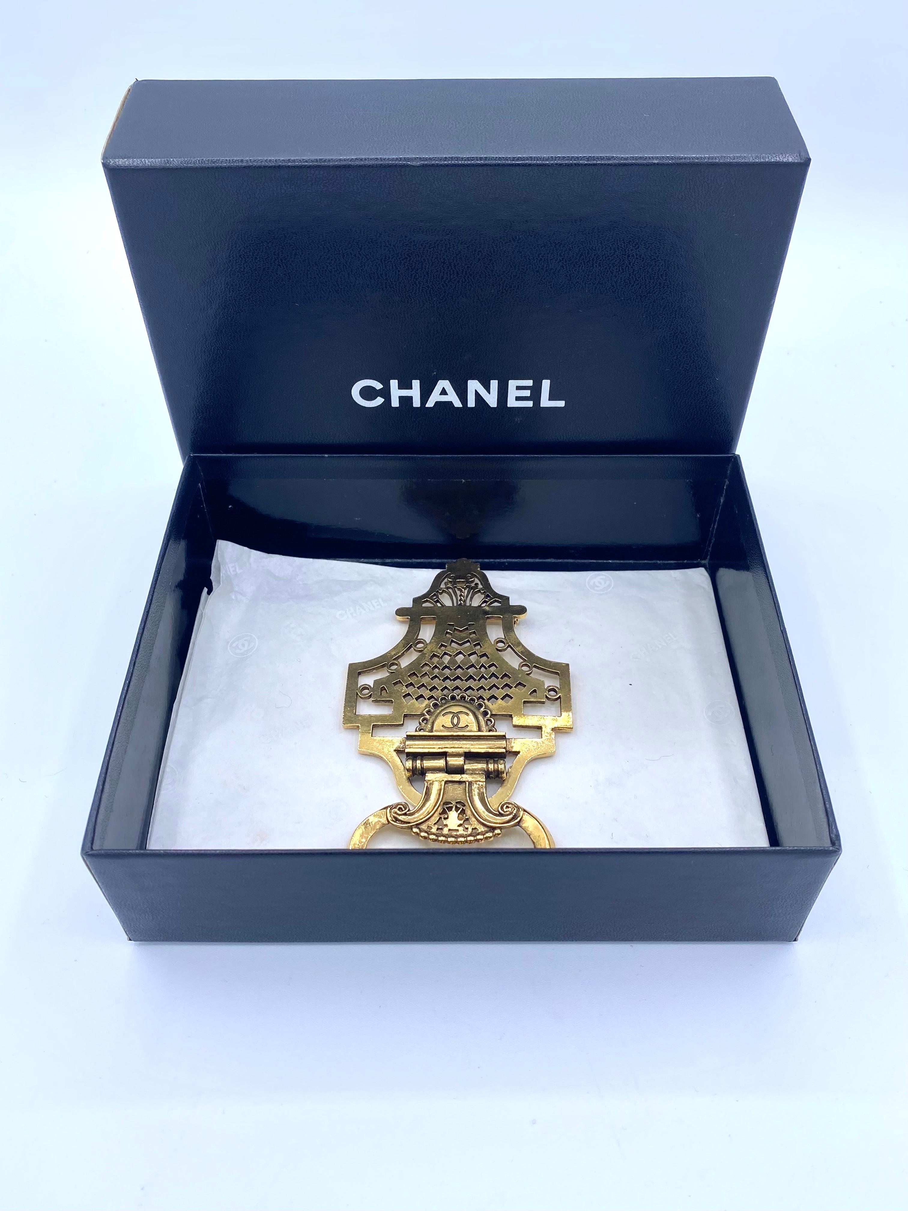 vintage Chanel brooch, door knocker in gold metal from the 1990s. For Sale 5