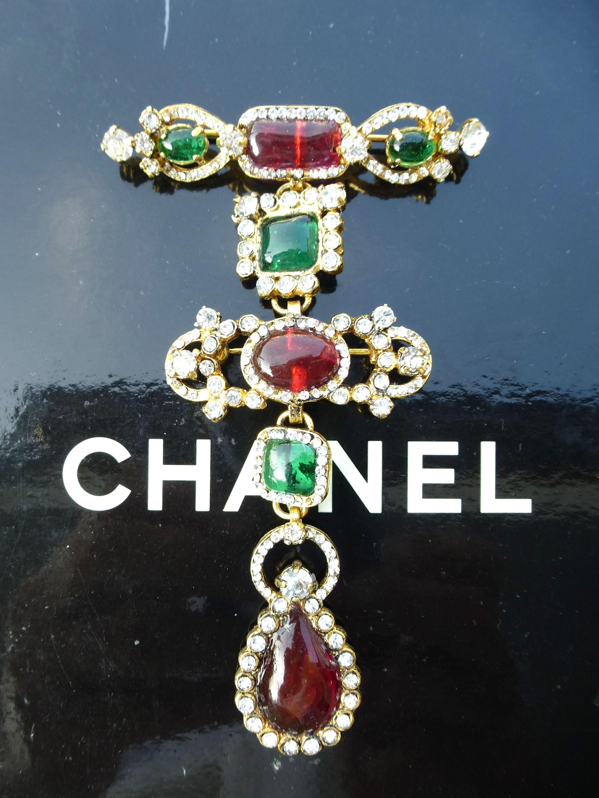 Eine sehr seltene und nie zu findende zerlegbare Brosche von Coco Chanel aus dem Jahr 1955. Die Brosche kann in 4 verschiedene kleine Broschen zerlegt werden, siehe die Bilder auf der Rückseite. Broschen aus dieser Zeit waren nicht signiert und