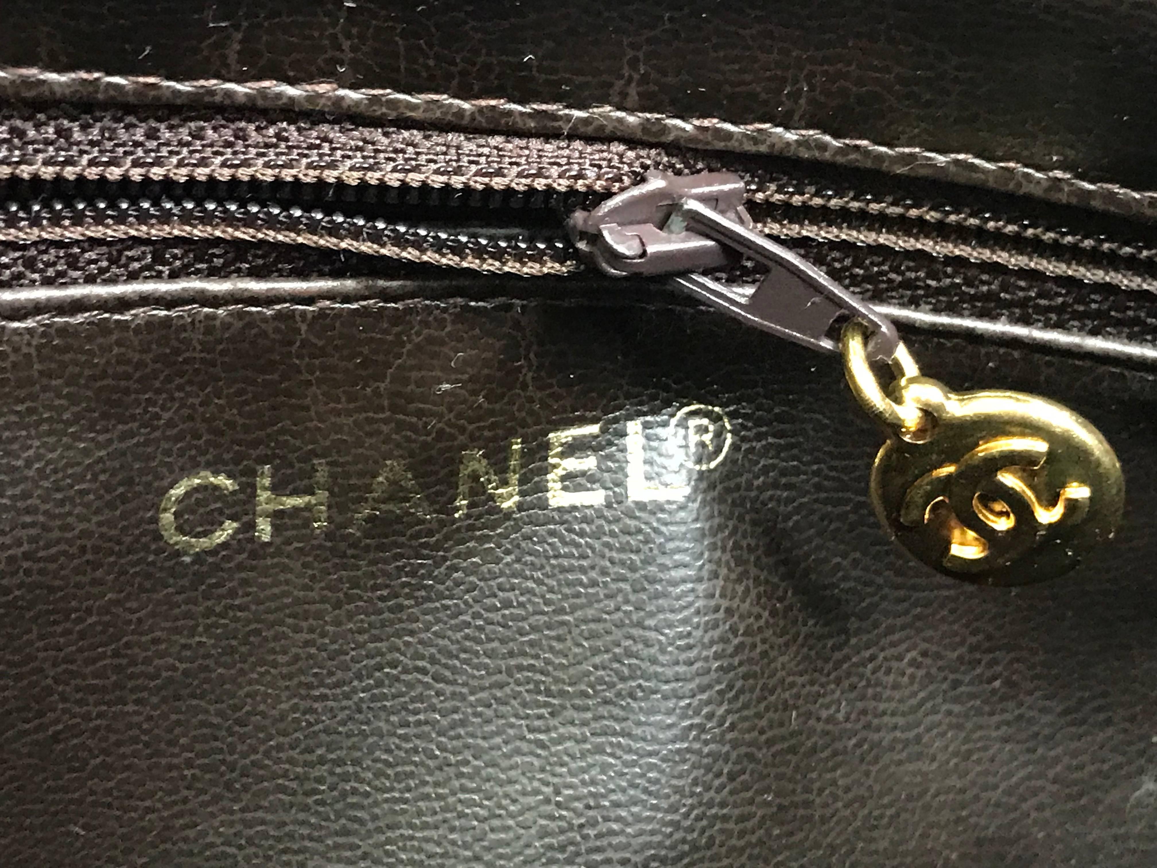 Vintage CHANEL brown caviar leather chain shoulder bag with 3 golden CC marks. For Sale 7