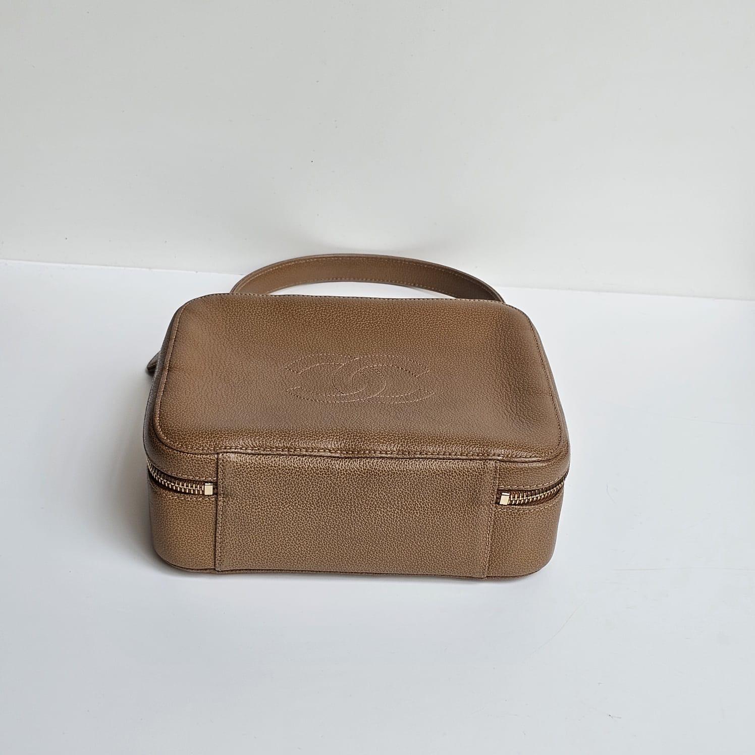 Vintage Chanel Brown Caviar Small Top Handle Zip Bag en vente 8