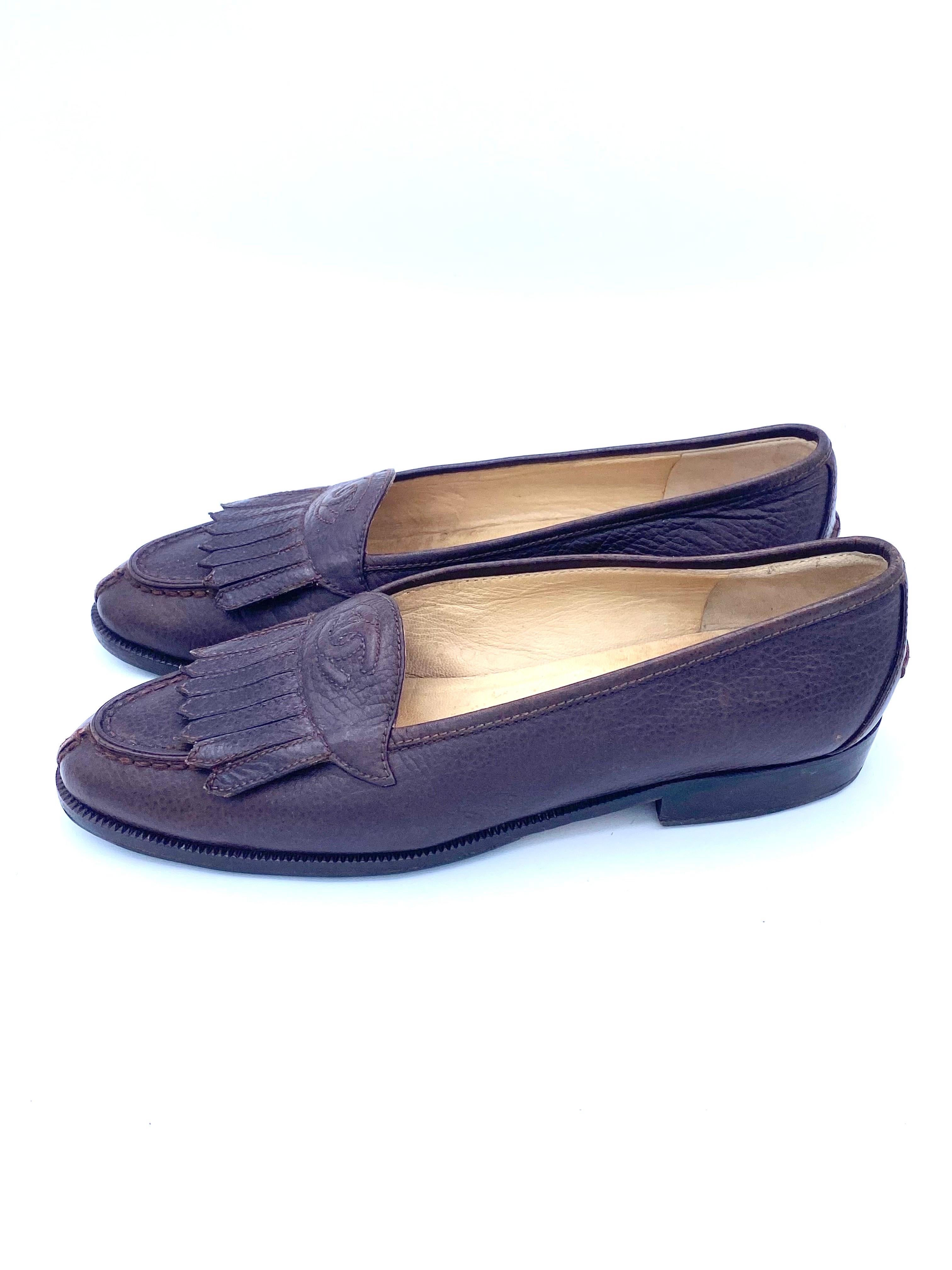 Gorgeous Vintage Chanel fringed loafers with stitched intertwined CC logo.
Dark brown grained leather.
Resoled.
Size 36
Made in Italy
Delivered without original box.
