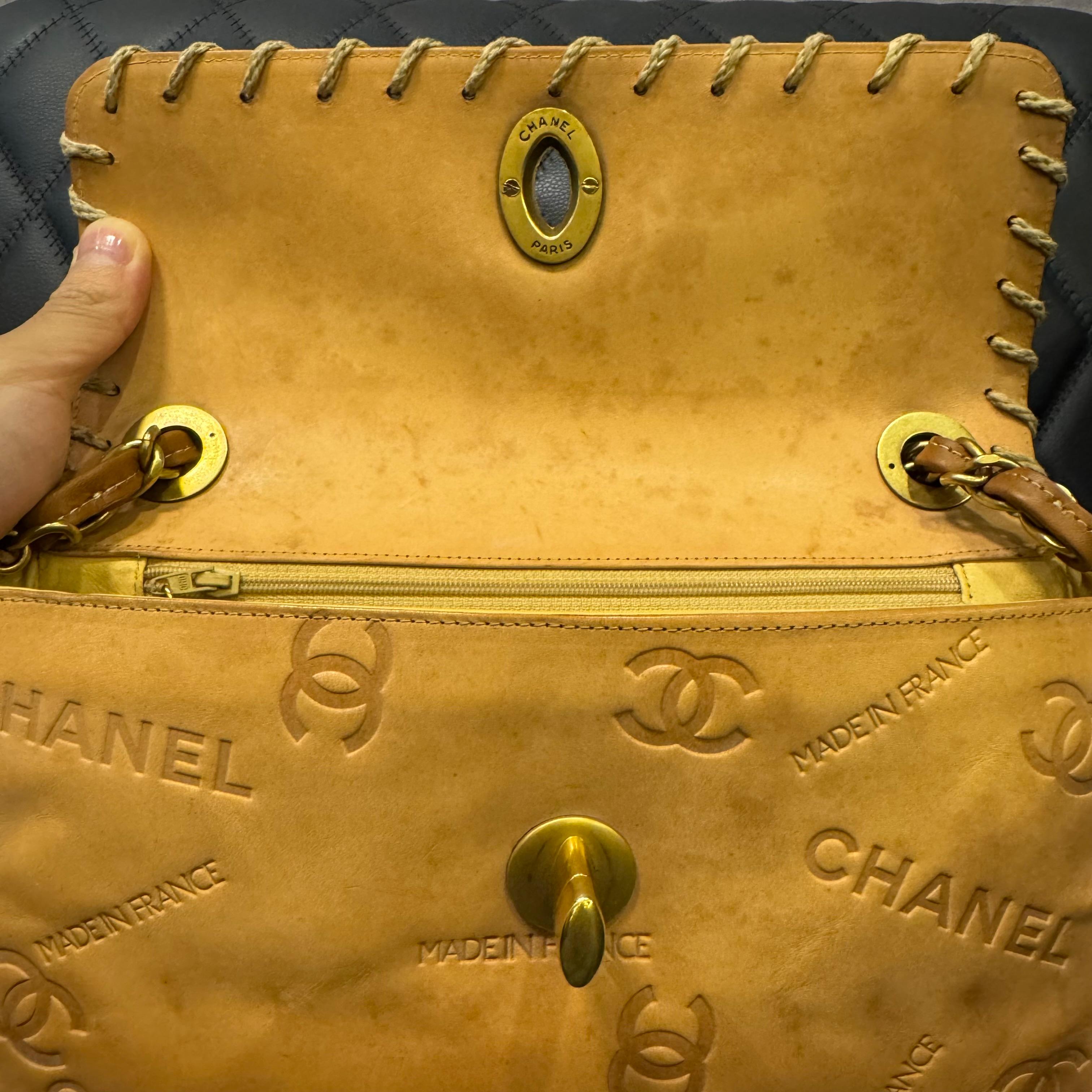 Vintage Chanel Marrón Cuero Natural Coco Chanel Mark Whipstitch Big CC Flap Bag en venta 6
