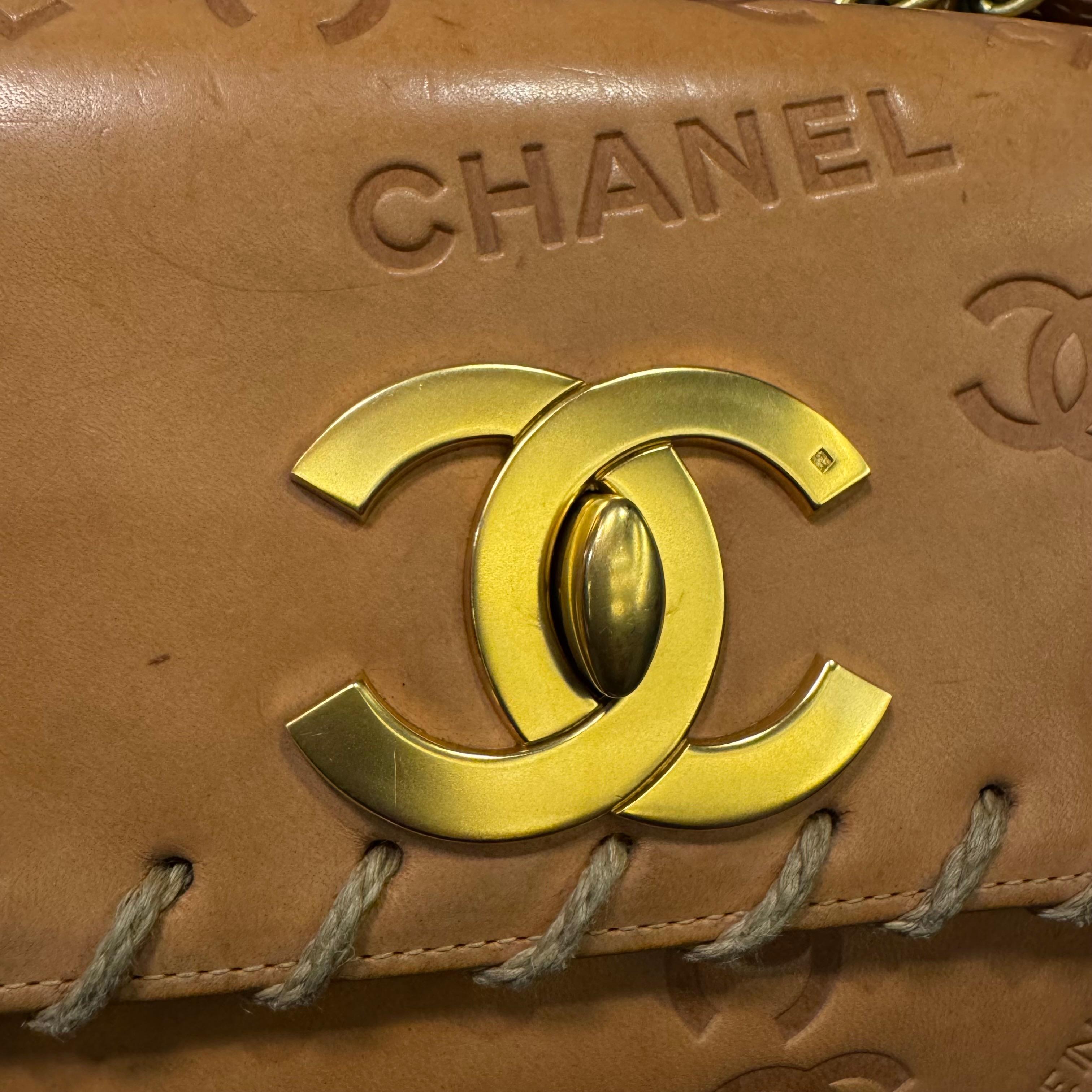 Vintage Chanel Marrón Cuero Natural Coco Chanel Mark Whipstitch Big CC Flap Bag en venta 7
