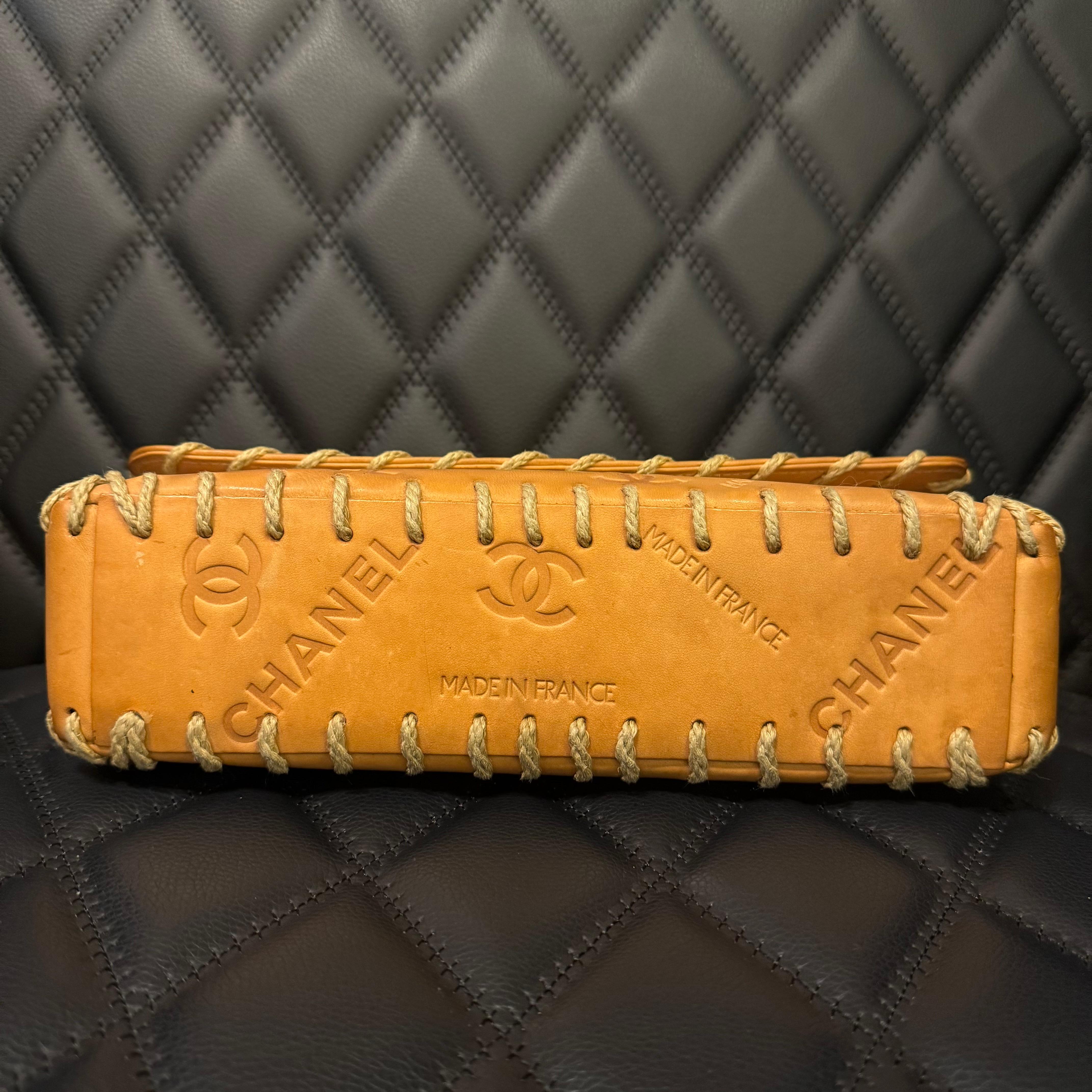 Vintage Chanel Marrón Cuero Natural Coco Chanel Mark Whipstitch Big CC Flap Bag en venta 8