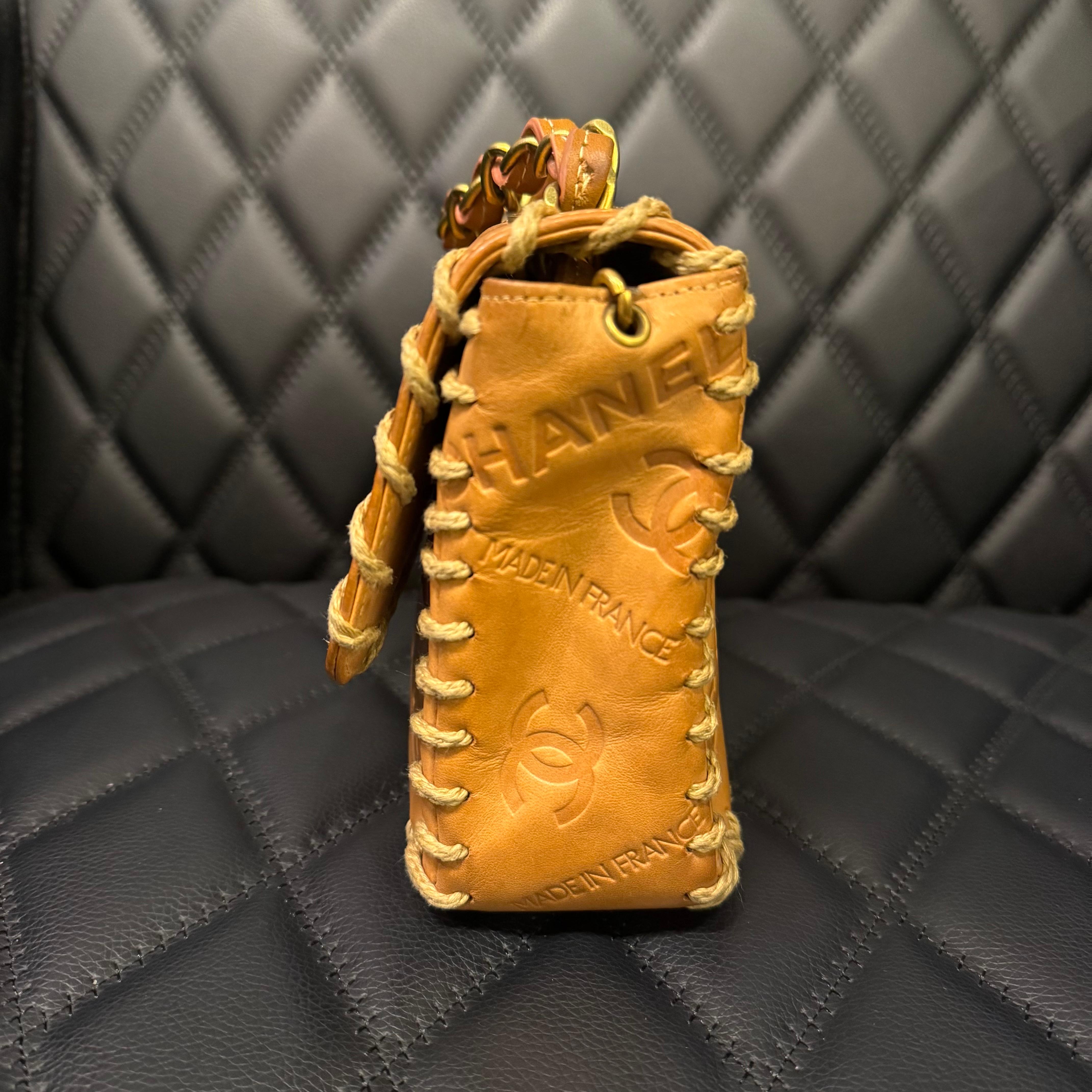 Vintage Chanel Marrón Cuero Natural Coco Chanel Mark Whipstitch Big CC Flap Bag en venta 9