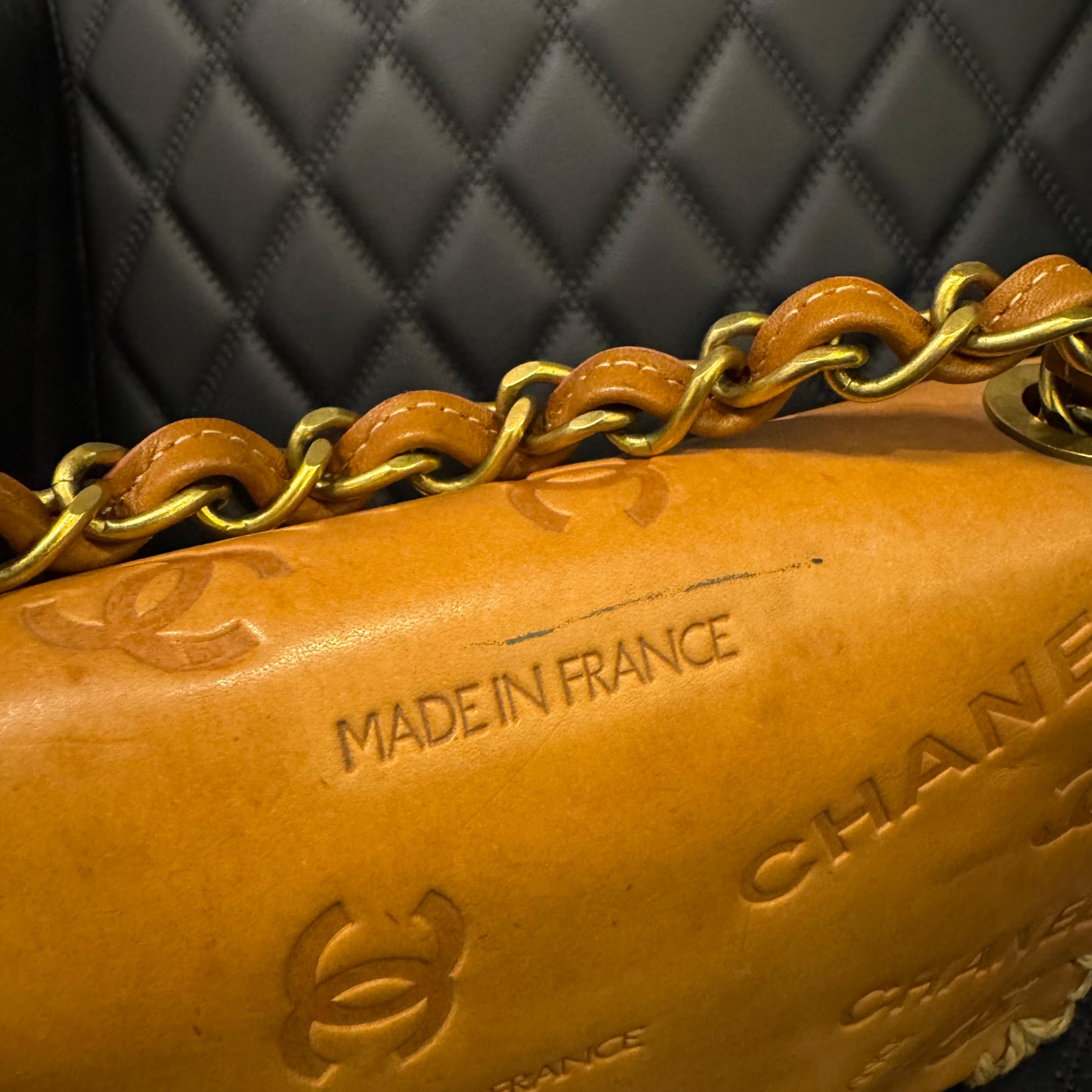 Vintage Chanel Marrón Cuero Natural Coco Chanel Mark Whipstitch Big CC Flap Bag en venta 10