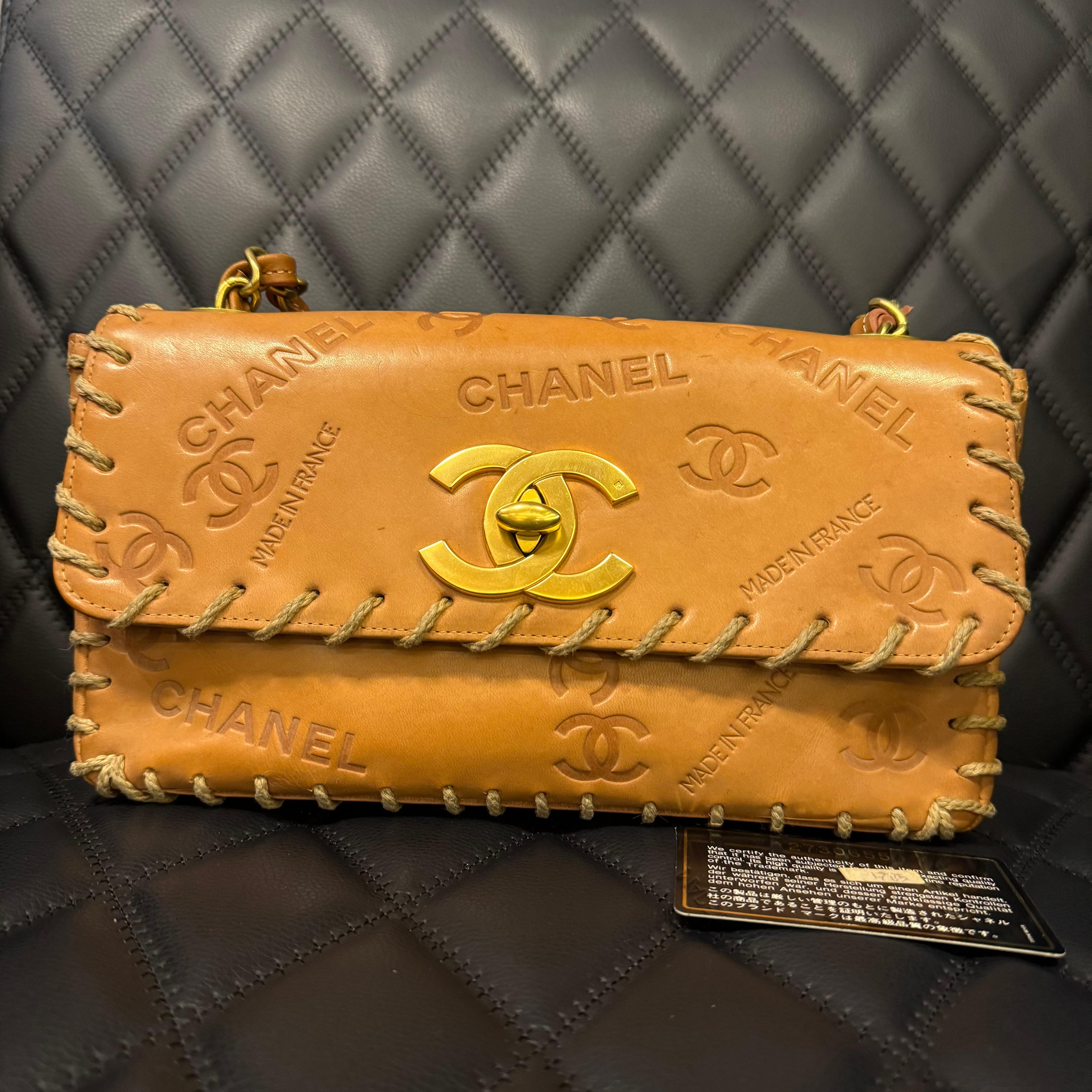 Femenino o masculino Vintage Chanel Marrón Cuero Natural Coco Chanel Mark Whipstitch Big CC Flap Bag en venta