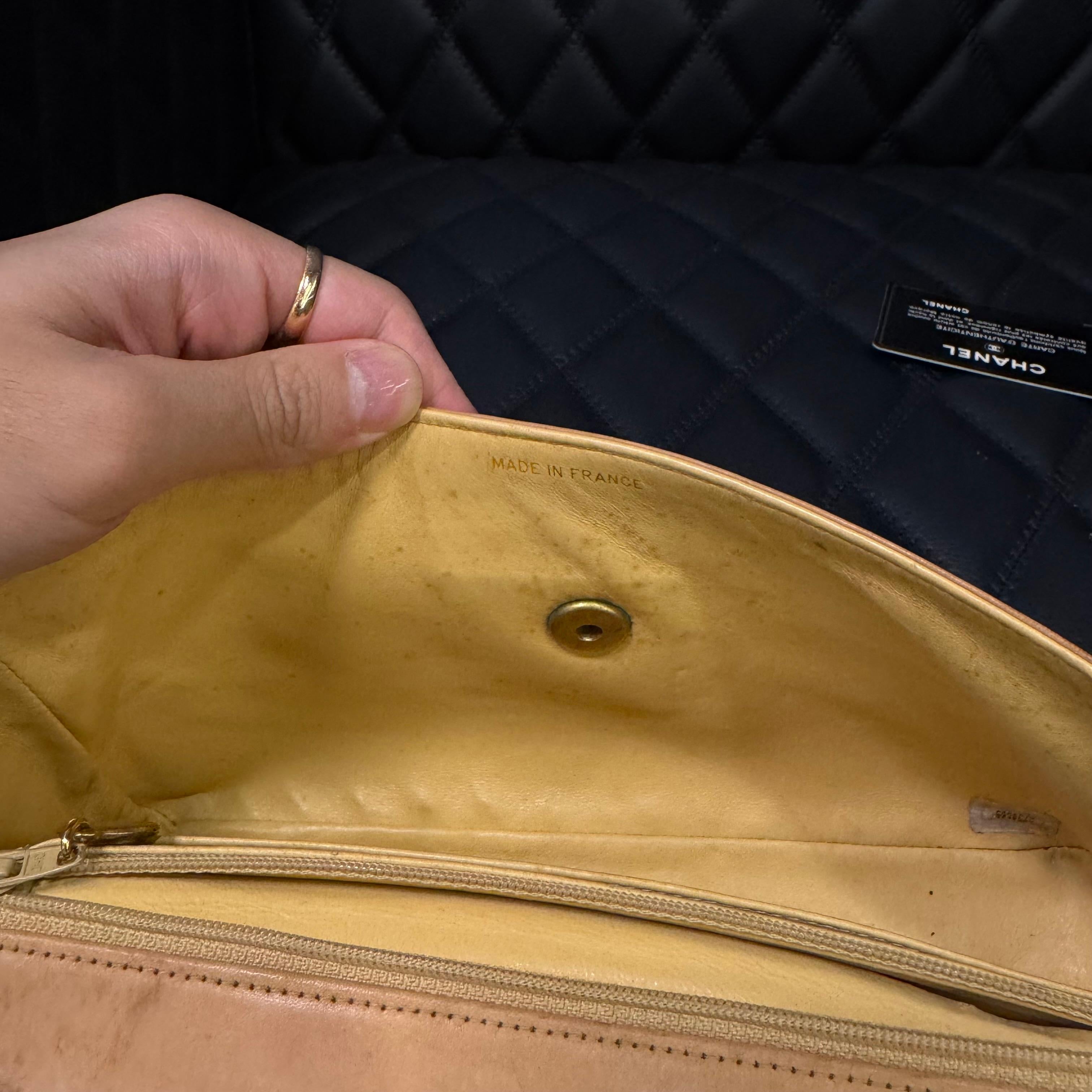 Vintage Chanel Marrón Cuero Natural Coco Chanel Mark Whipstitch Big CC Flap Bag en venta 2