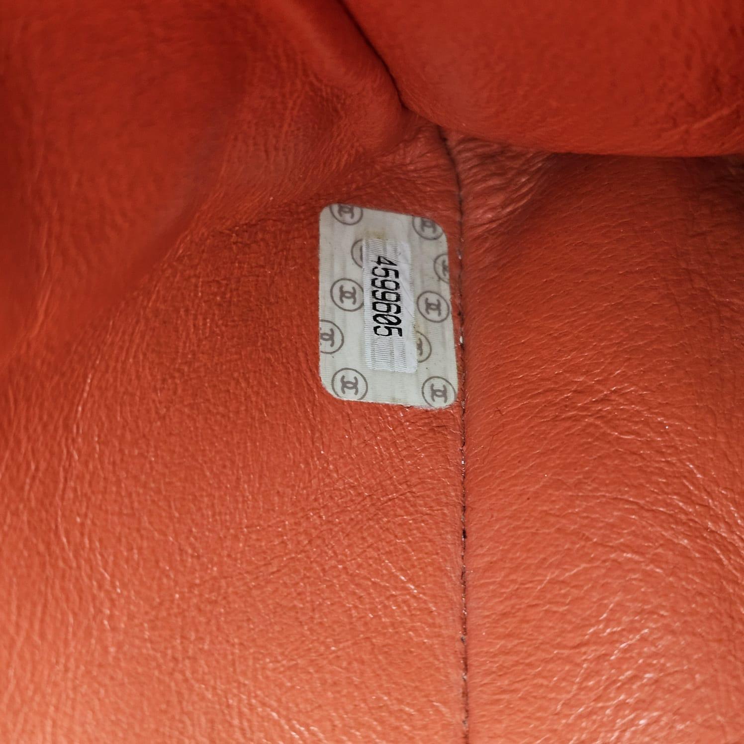 Vintage Chanel Medium Biface Schulterklappe Tasche in rötlich orange Lammfell. Leichte Knitterspuren durch Lagerung und Abnutzung. Sichtbare Schrammen und Abschürfungen, insbesondere an den Ecken. Serie #4. Kommt mit seinem Holo intakt und