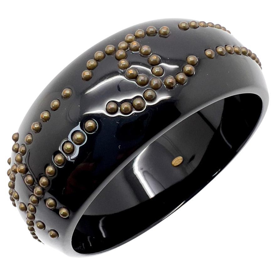 De las mujeres Brazalete vintage Chanel by Karl Lagerfeld Metal Stud CC Logo Black Chunky 2007 en venta