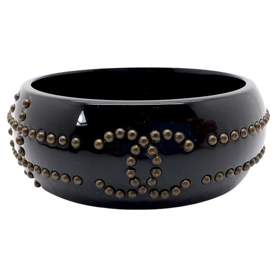 Vintage Chanel by Karl Lagerfeld for Chanel con borchie in metallo e logo in nero, braccialetto a catena 2007