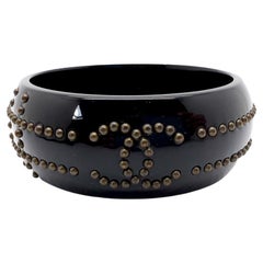 Vintage Chanel by Karl Lagerfeld for Chanel con borchie in metallo e logo in nero, braccialetto a catena 2007