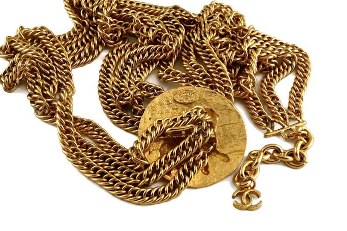 Vintage CHANEL by Robert Goossens Lion Medallion Triple Chain Necklace Belt In Excellent Condition For Sale In Kingersheim, Alsace