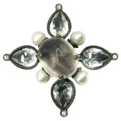 Vintage Chanel Byzantinische byzantinische Perle & gemusterte Bergkristall-Kreuz-Brosche 1997
