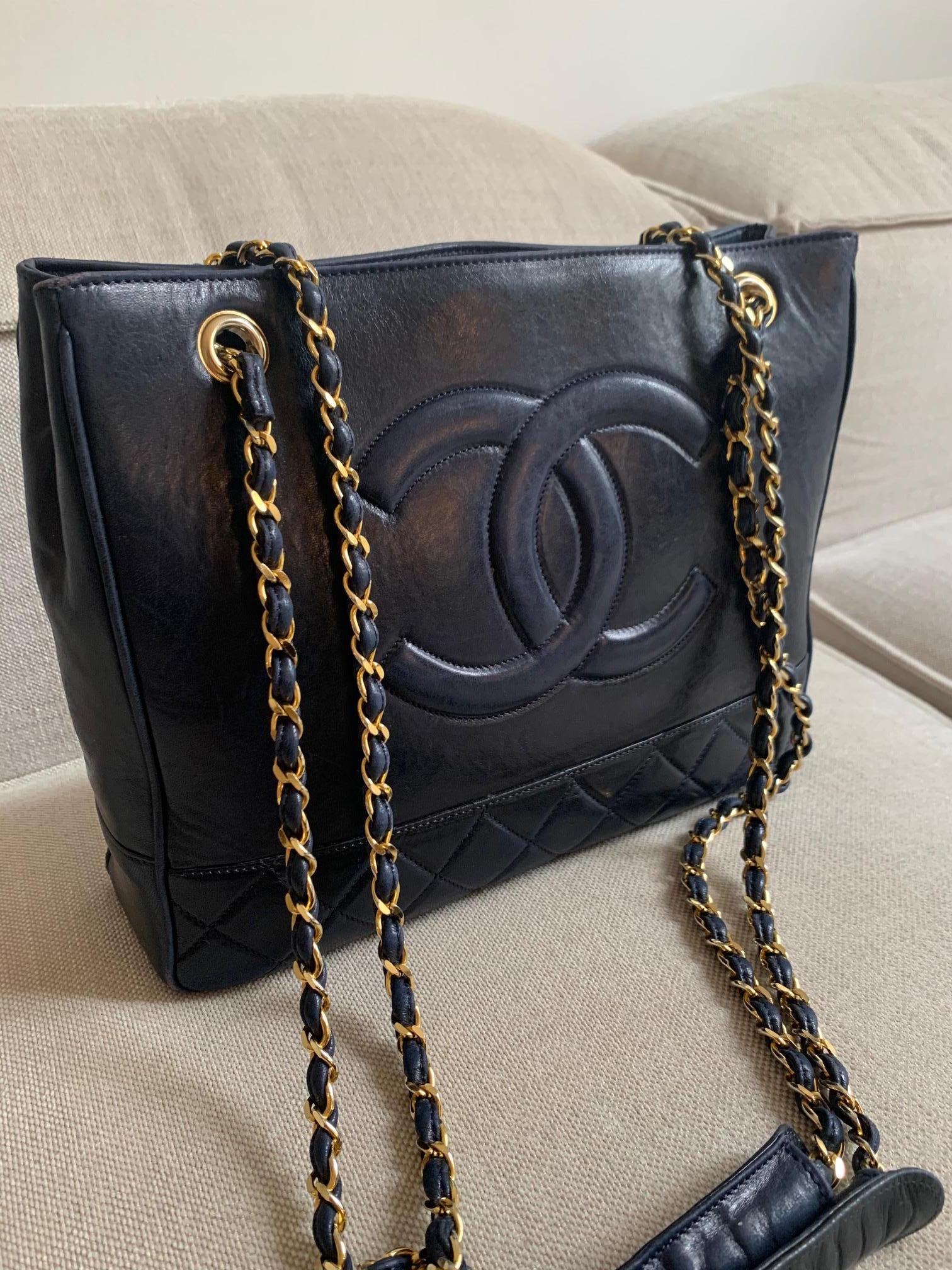 Vintage Chanel Cabas Tasche aus marineblauem Leder und goldener Kette (Schwarz) im Angebot