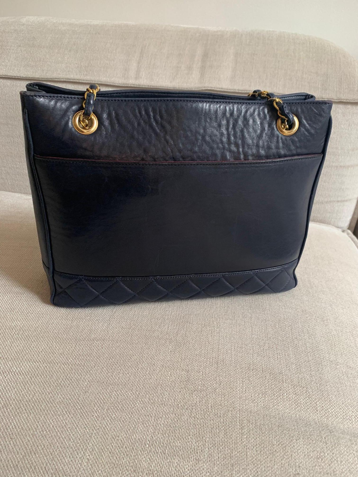 Vintage Chanel Cabas Tasche aus marineblauem Leder und goldener Kette im Zustand „Hervorragend“ im Angebot in Paris, FR