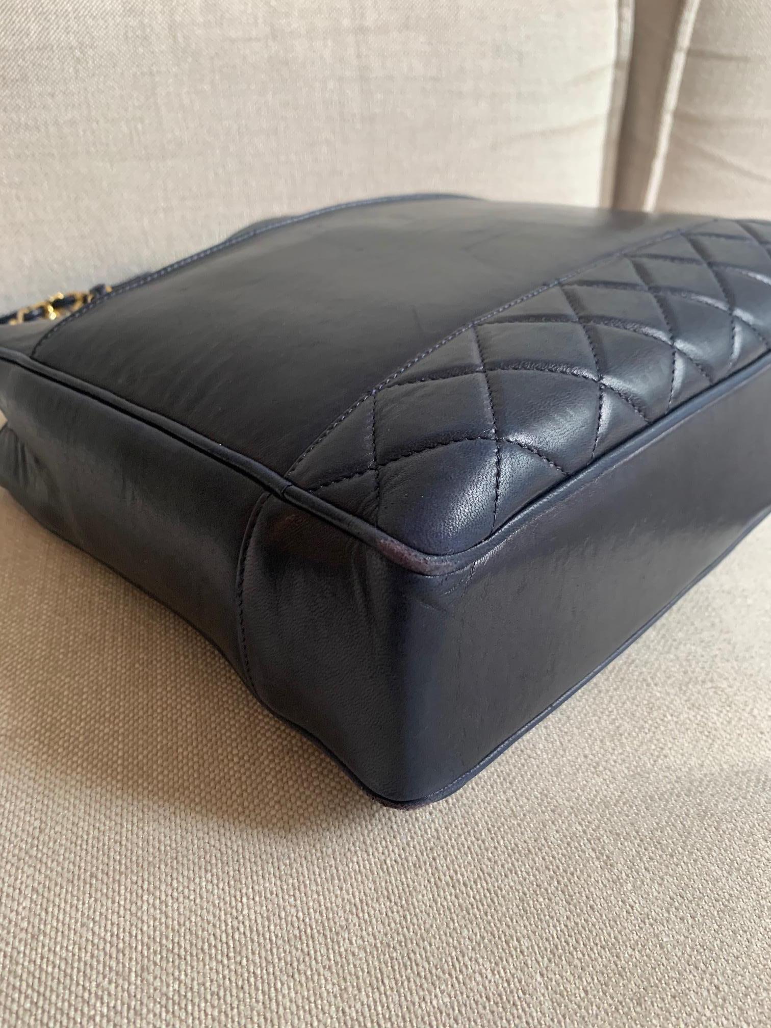 Vintage Chanel Cabas bag Navy leather and gold chain  In Excellent Condition For Sale In Paris, FR