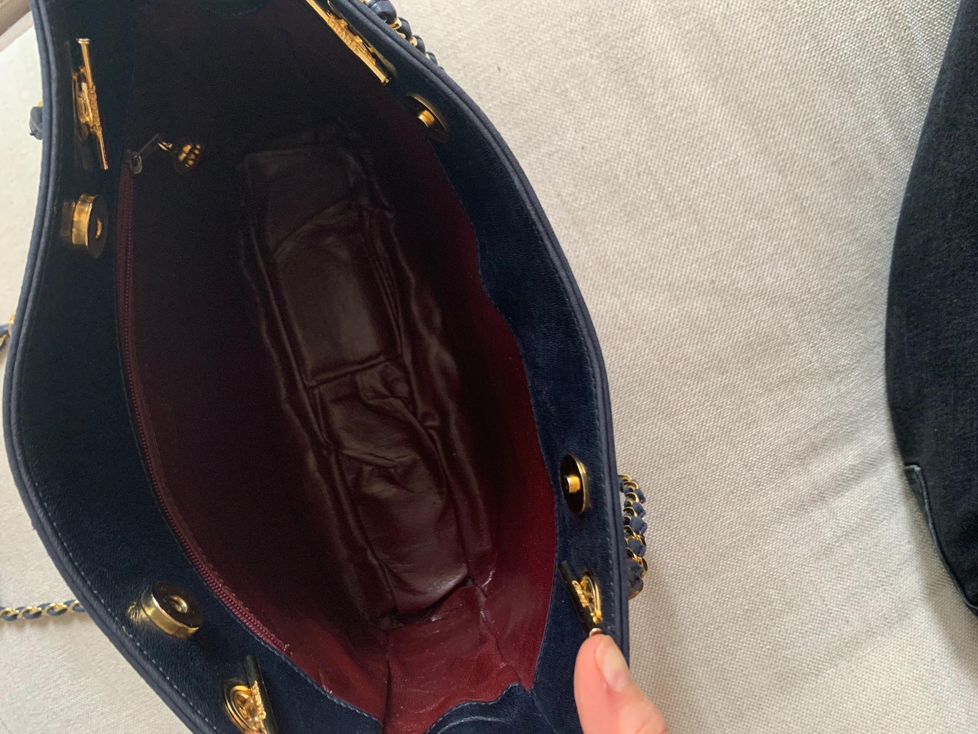 Vintage Chanel Cabas Tasche aus marineblauem Leder und goldener Kette im Angebot 3