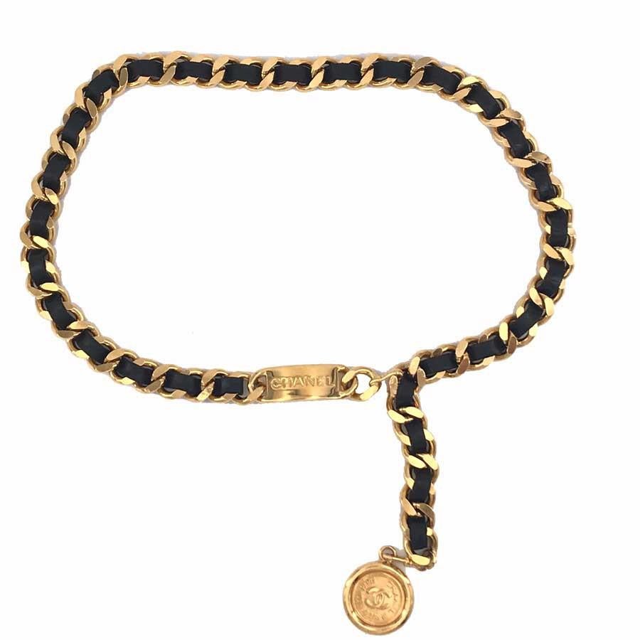 A must-have:! For a timeless fashion CHANEL look for all occasions. Vintage CHANEL Cambon Belt.
A chain in fine gold-plated metal intertwined with black leather. It closes with a hook on which there is a plate with the inscription CHANEL. Finally,