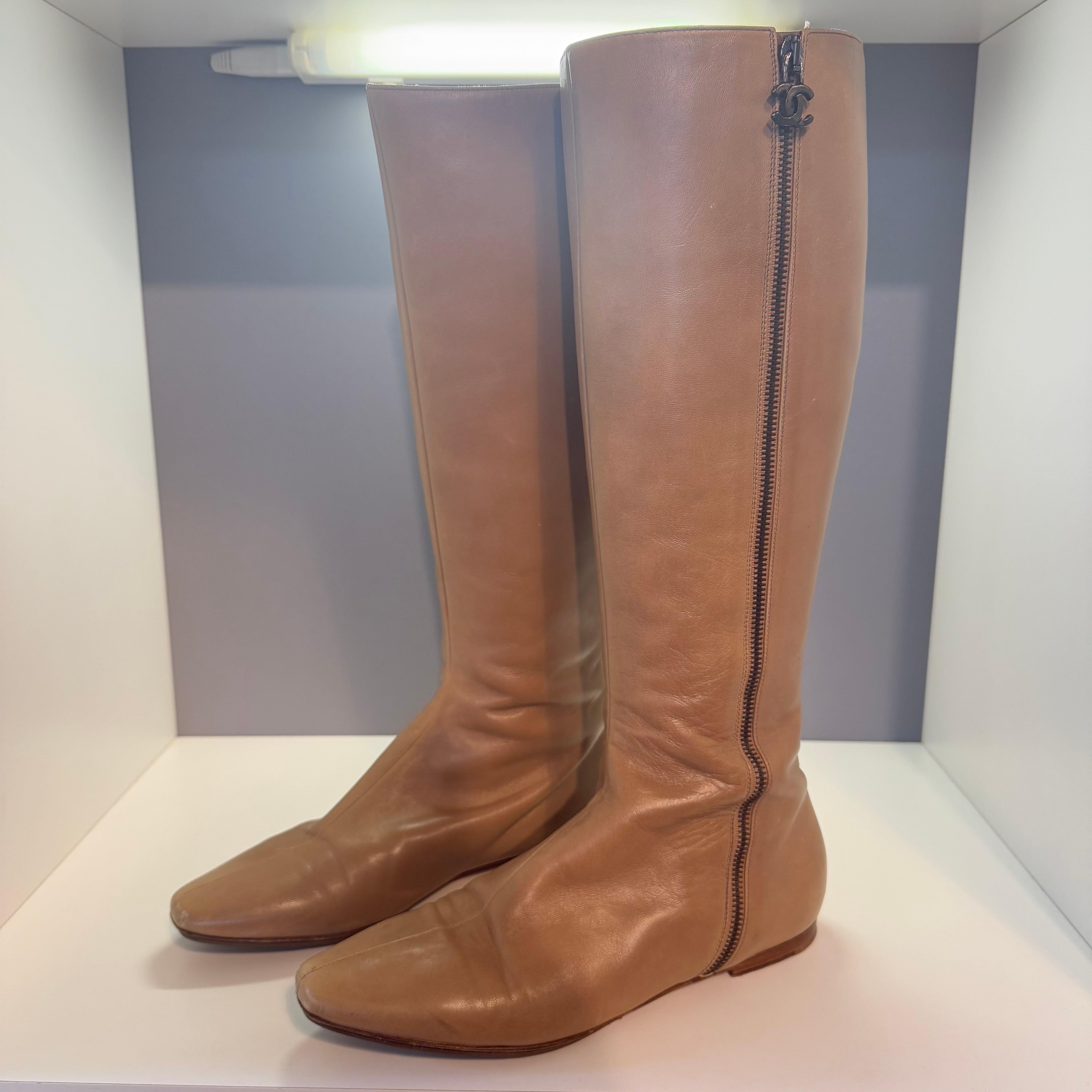 Chanel vintage boots
Leather
Camel color
External zip
CC metal Logo
Heel height cm 1 (0,39 inches)
Worldwide fast shipping included in the price