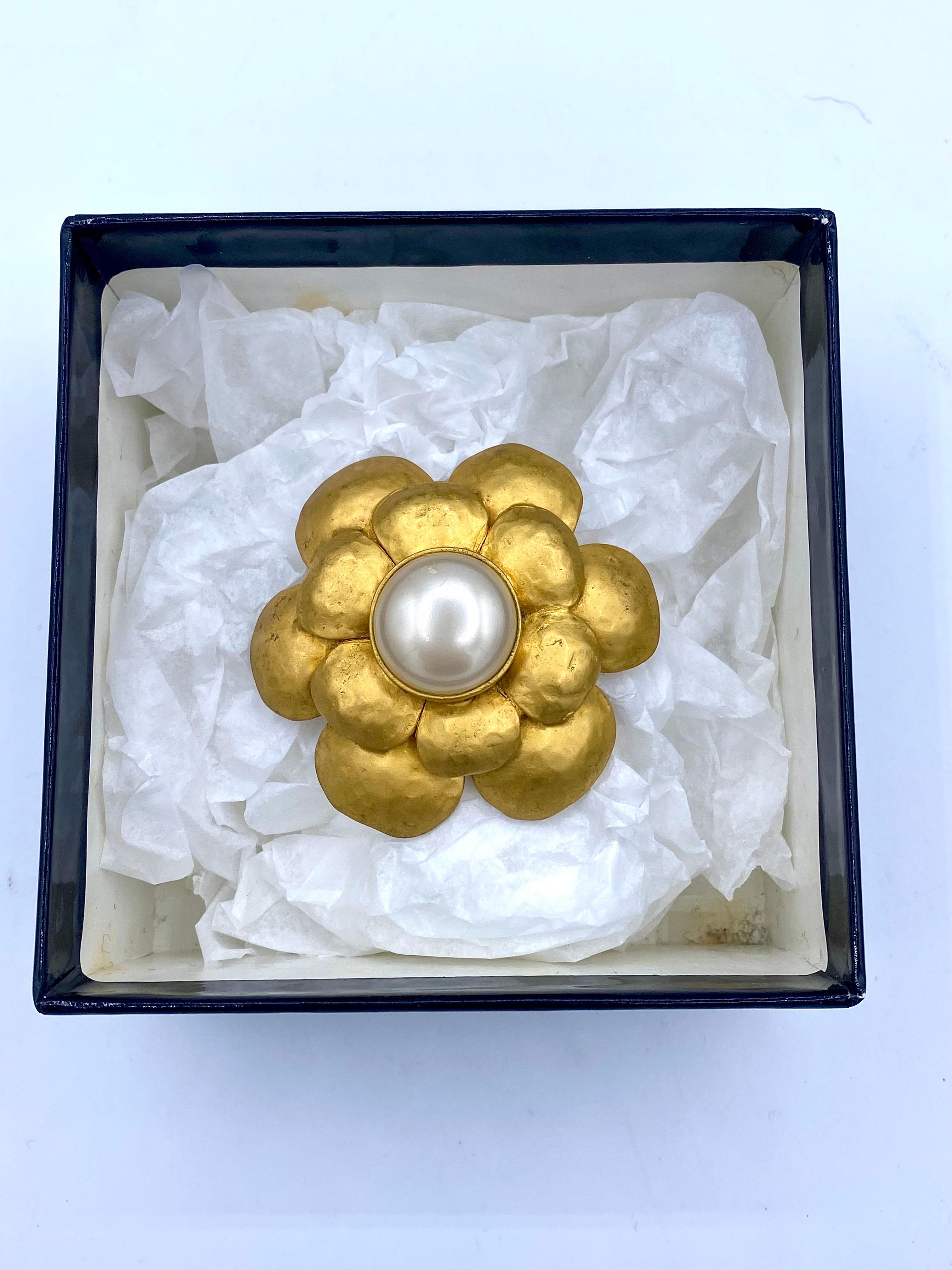 Vintage Chanel Camelia brooch in Gold métal from 1993 For Sale 3