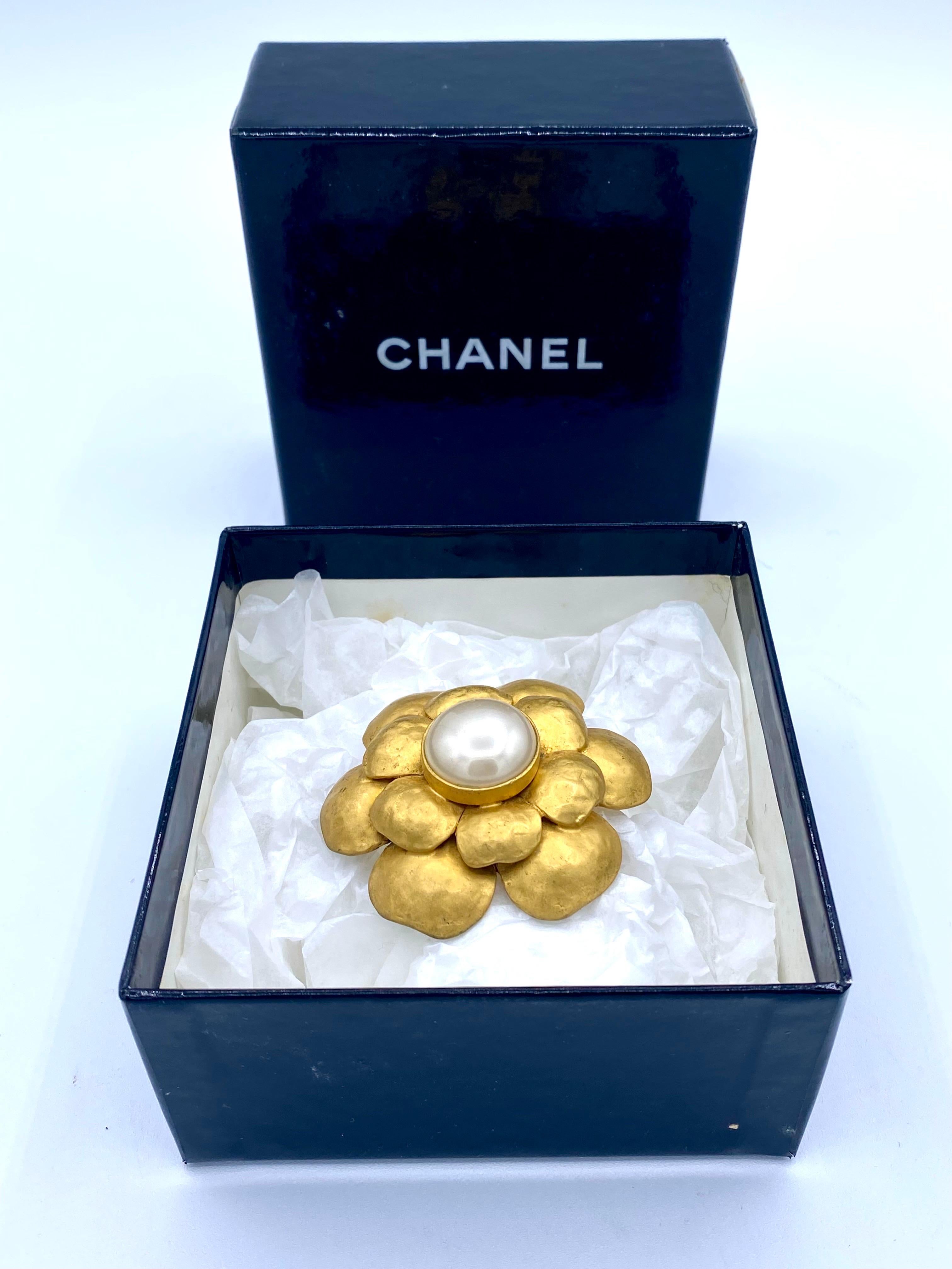 Vintage Chanel Camelia brooch in Gold métal from 1993 For Sale 4