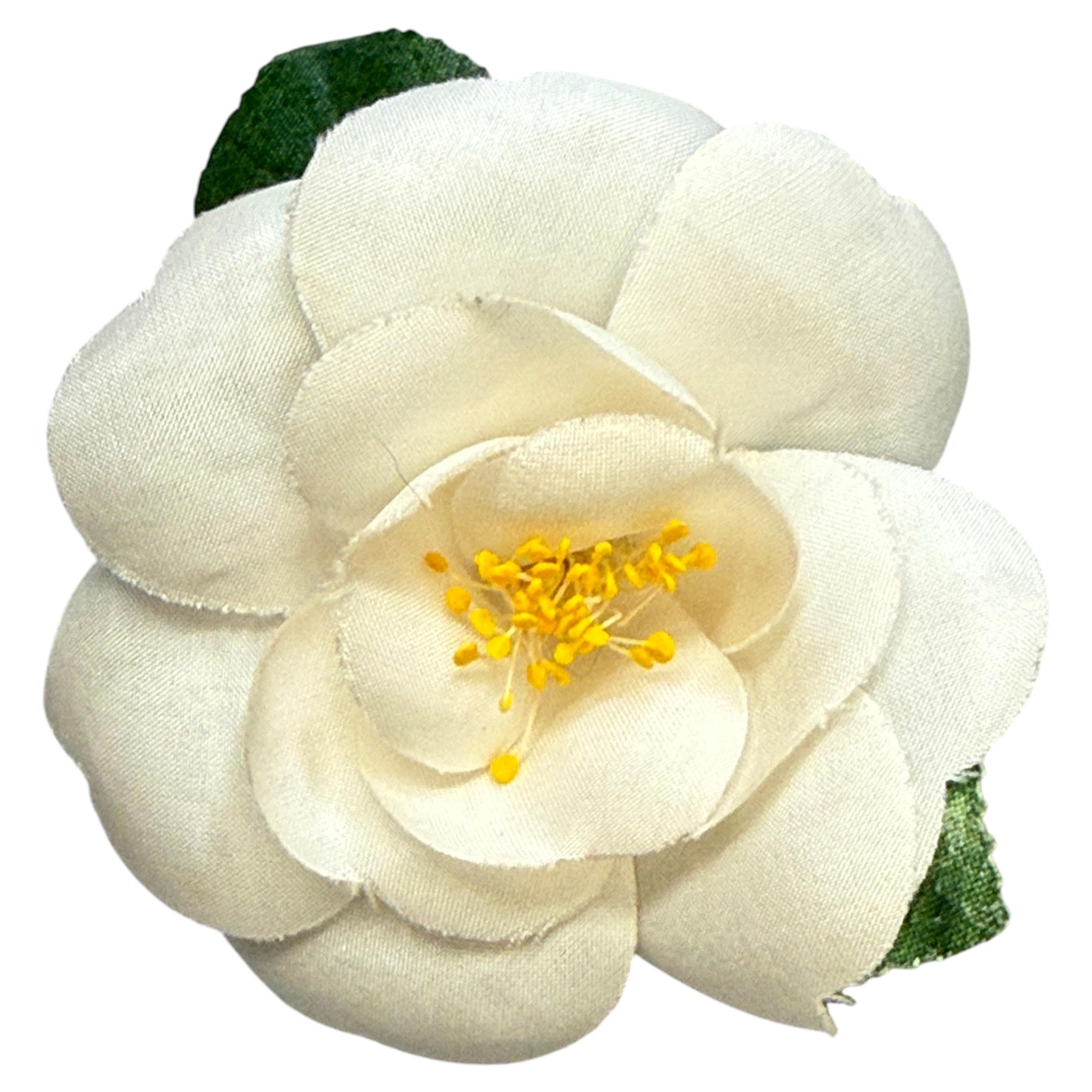 Broche vintage de Chanel con camelia y hojas, de los años 80-90 en venta
