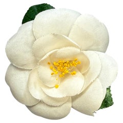 Broche vintage Chanel « Camélia » avec feuilles, années 80-90