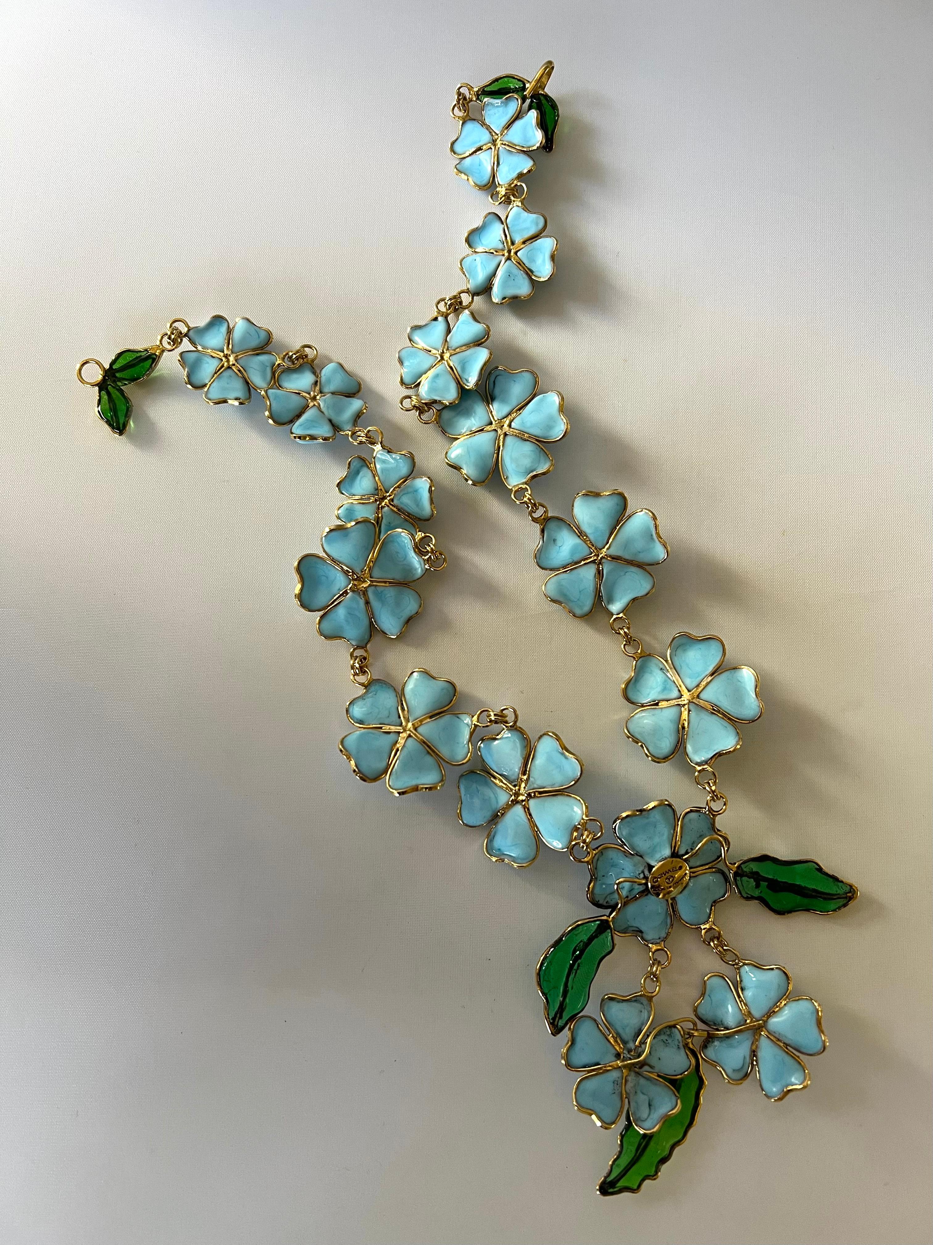 Important et rare collier vintage Coco Chanel « Camellia » en pâte de verre. Ce collier emblématique est composé de dorures en métal doré et de fleurs de camélias turquoise composées de «pate de verre », de « verre coulé » de la Maison Gripoix, qui