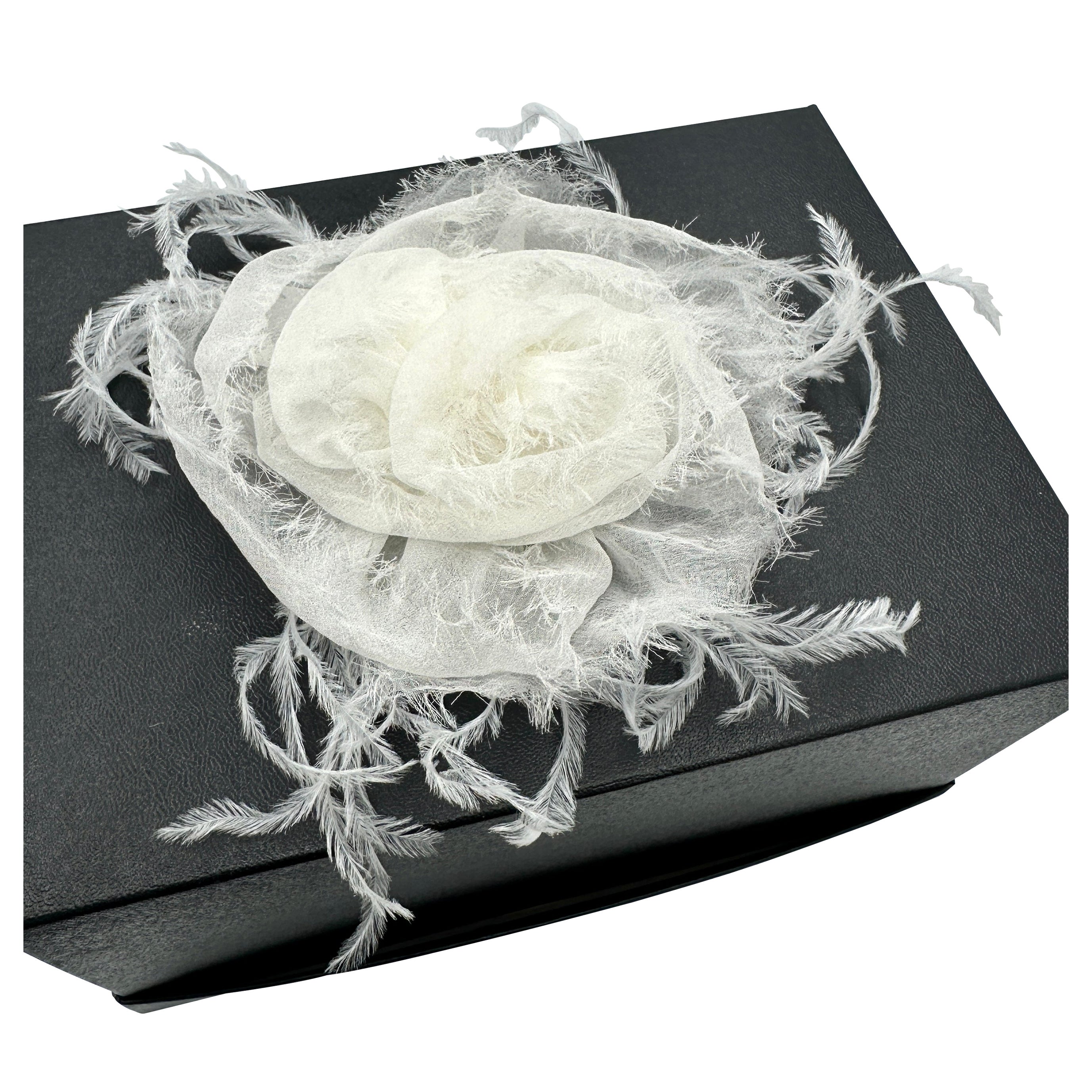 Broche vintage Chanel Camelia de crepé de seda blanco y plumas Made In France