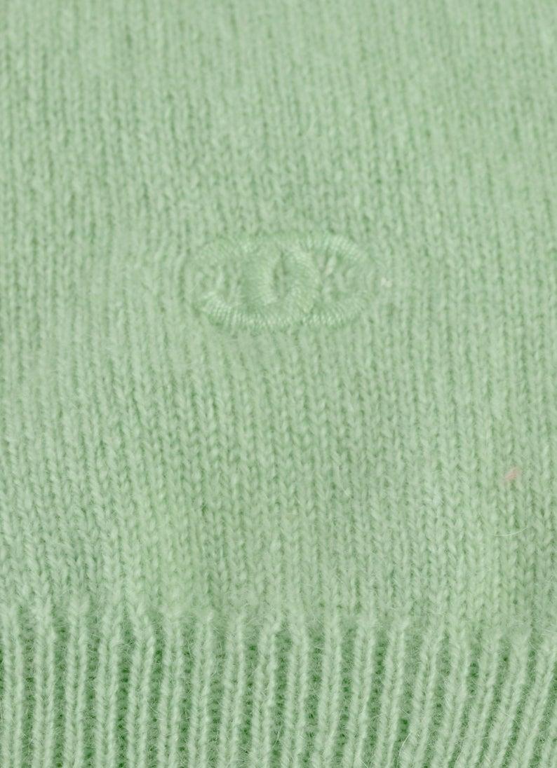 Vintage CHANEL Cashmere Knit Melon Green Pink Trim CC Logo Button Top In Excellent Condition In Kingersheim, Alsace