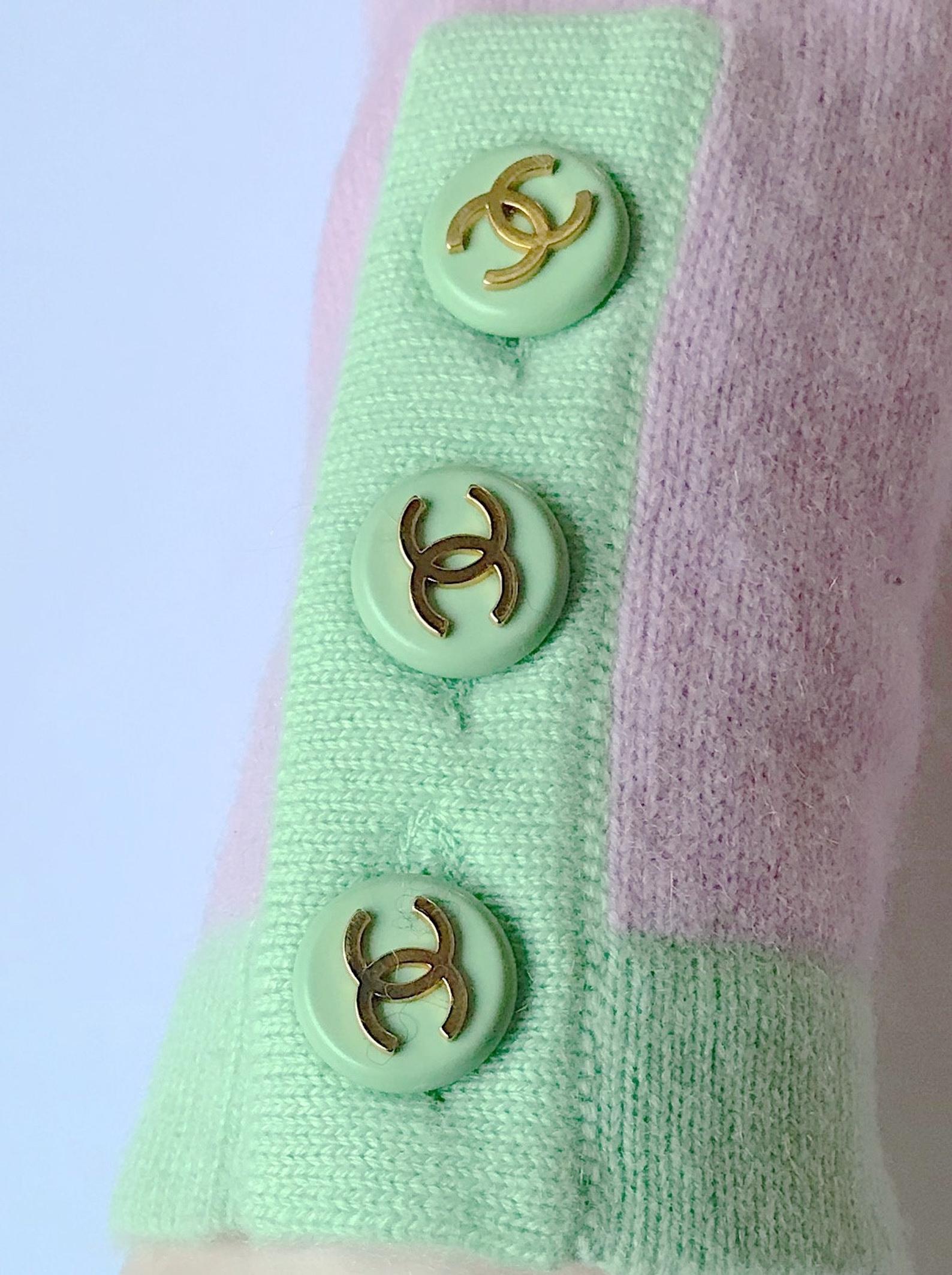 Vintage CHANEL Cashmere Knit Pink Melon Green Trim CC Logo Button Cardigan In Excellent Condition In Kingersheim, Alsace