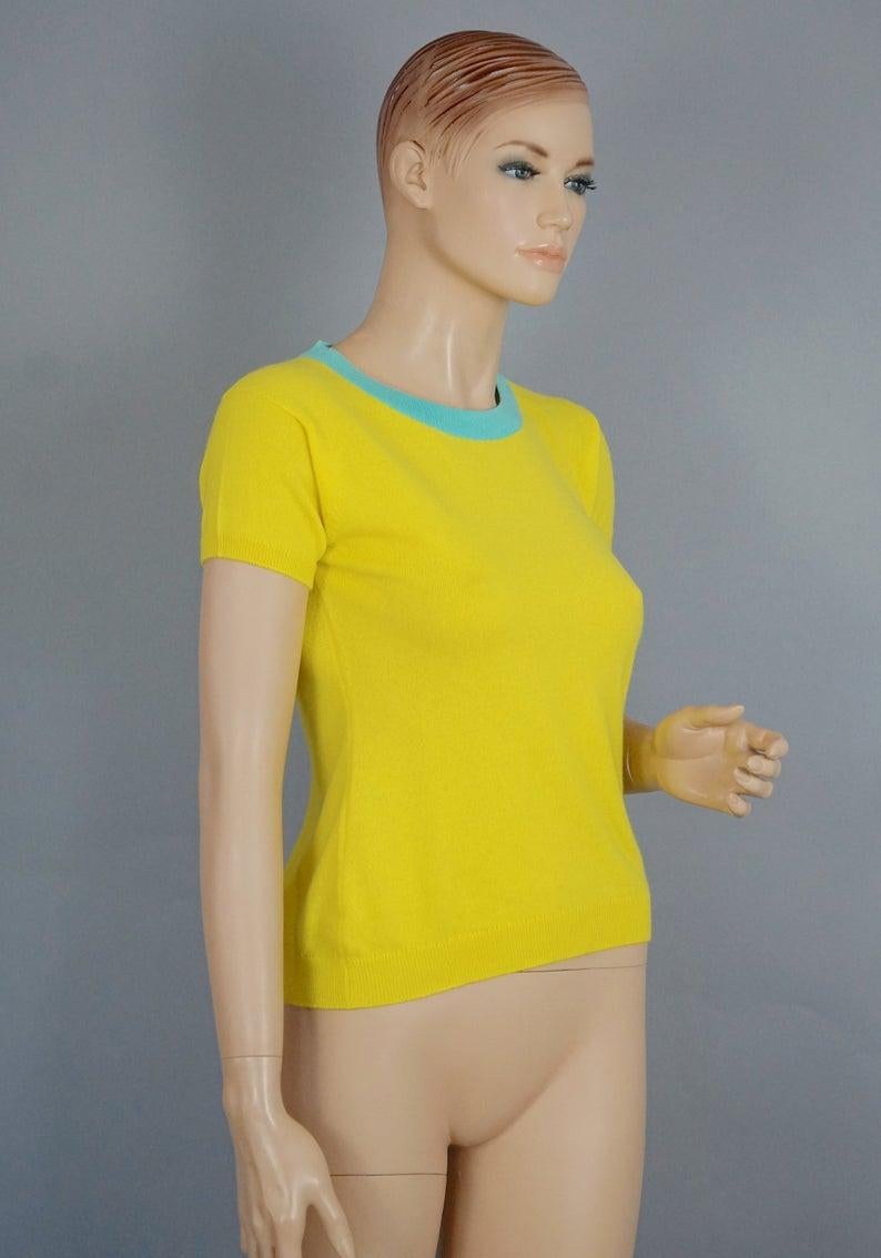 Vintage CHANEL Cashmere Knit Yellow Turquoise Trim CC Logo Button Top In Excellent Condition In Kingersheim, Alsace