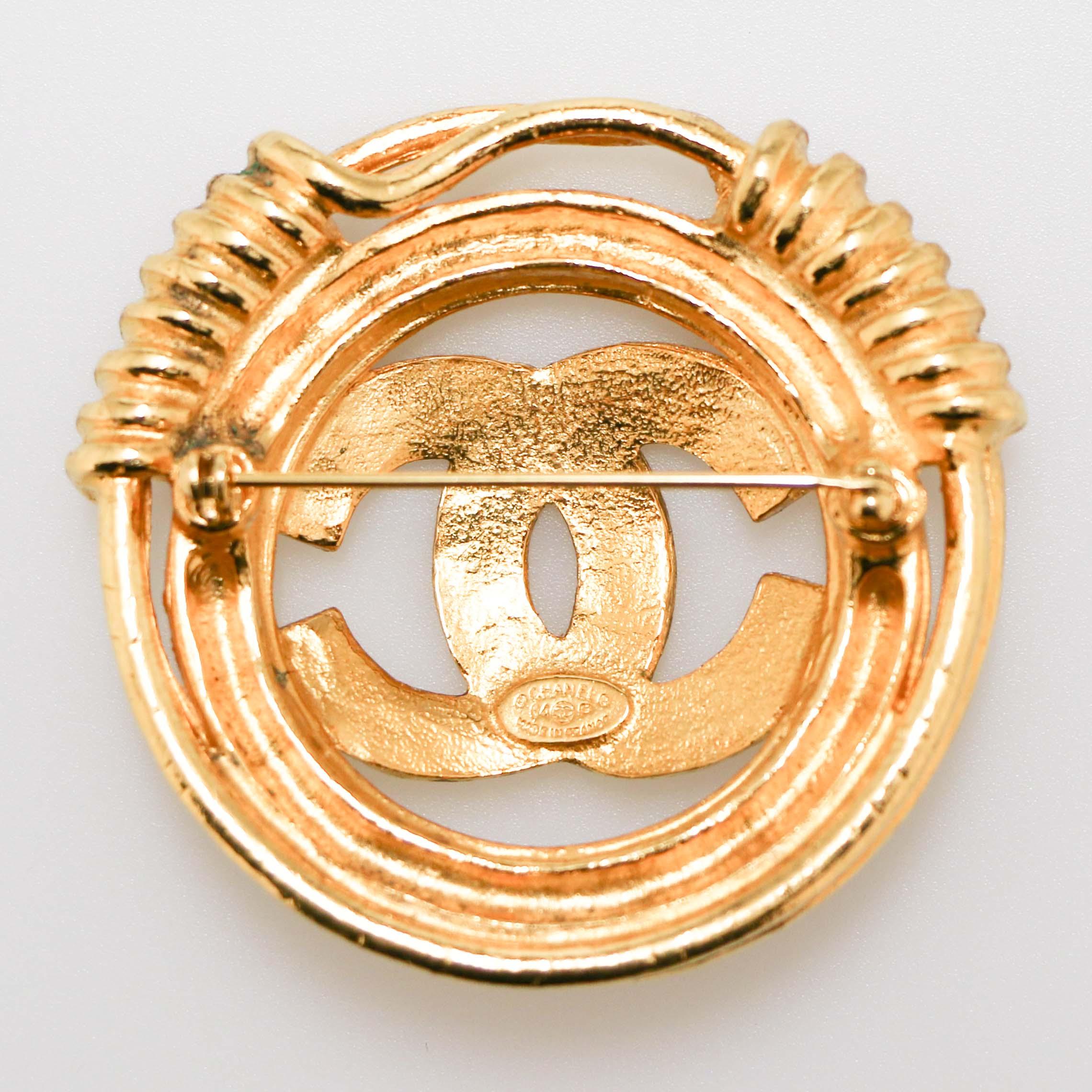 Beautiful vintage Chanel Brooch from 1994 ! A stunning brooch to add to your outfit !

Condition : very good
Made in France
Materials : gold plated metal
Color : gold
Hardware : golden metal
Stamp : yes
Year: spring 1994
Details : big vintage CC in