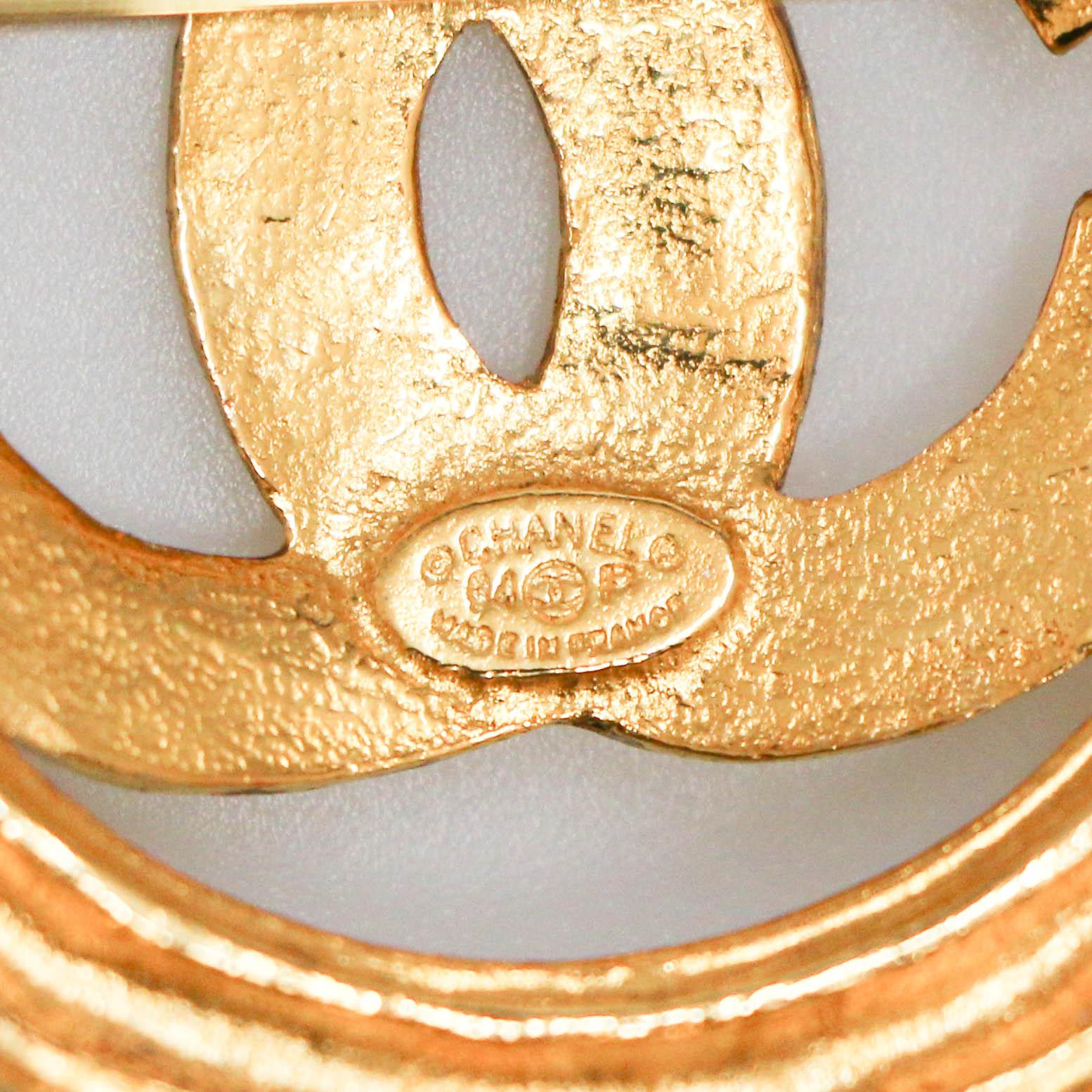 Vintage CHANEL CC Brooch In Excellent Condition For Sale In Paris, FR