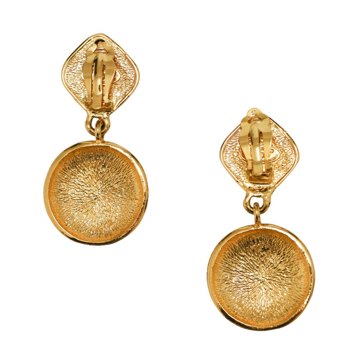 Beautiful clips-on earrings from Chanel with CC pendant from 1990-1992.

In excellent condition. Made in France.
Material: metal
Color: golden
Dimensions: clips 2.5 x 2.5 cm, CC pendant 3 x 3 cm
Stamp: yes
Year: 1990-1992