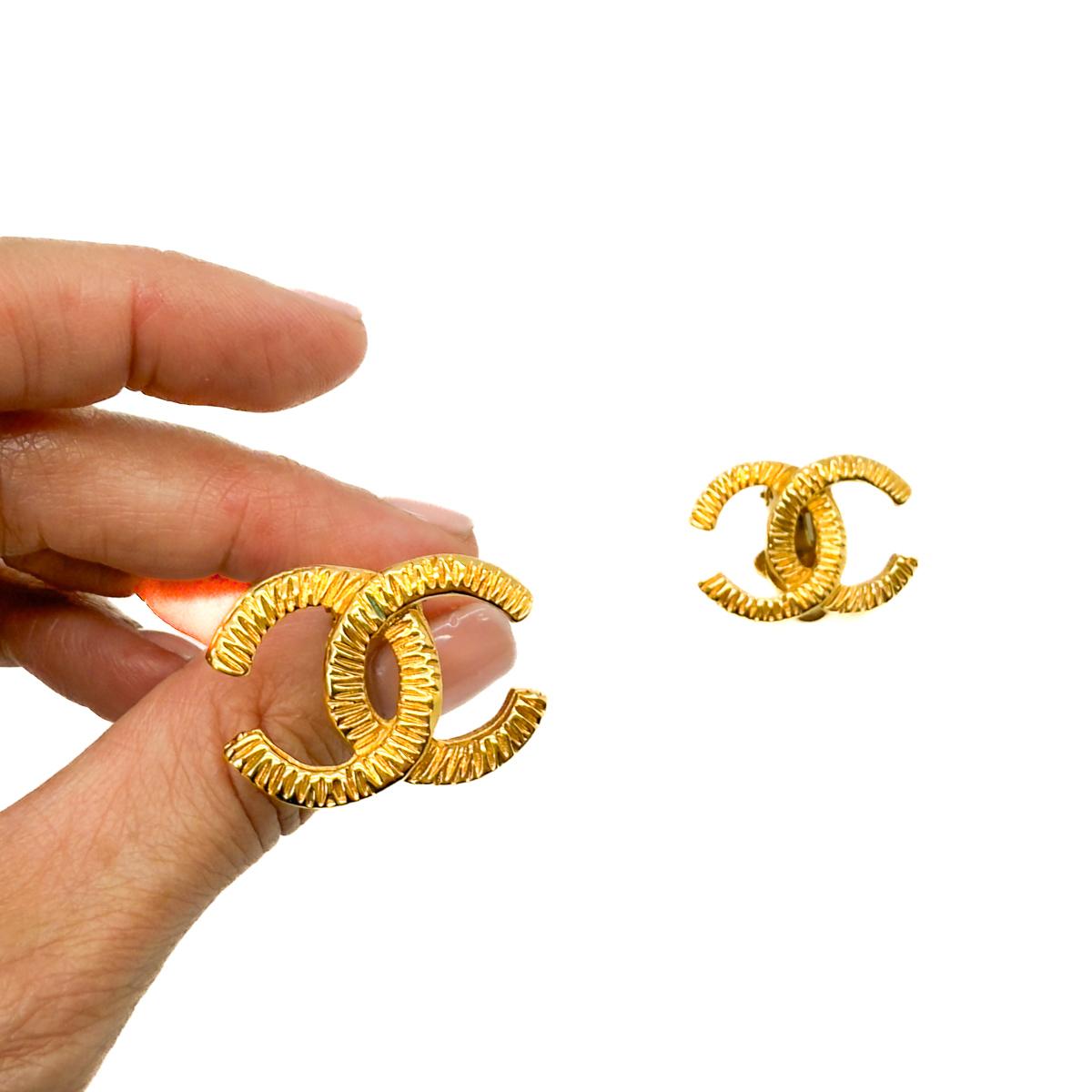 Ein auffälliges Paar Vintage-Ohrringe mit Chanel CC-Logo aus hochkarätigem, vergoldetem Metall aus der Chanel Collection'S Spring 1991 von Karl Lagerfeld. Diese ikonischen Clips zeigen das ineinander greifende CC-Motiv, das erstmals von Coco Chanel