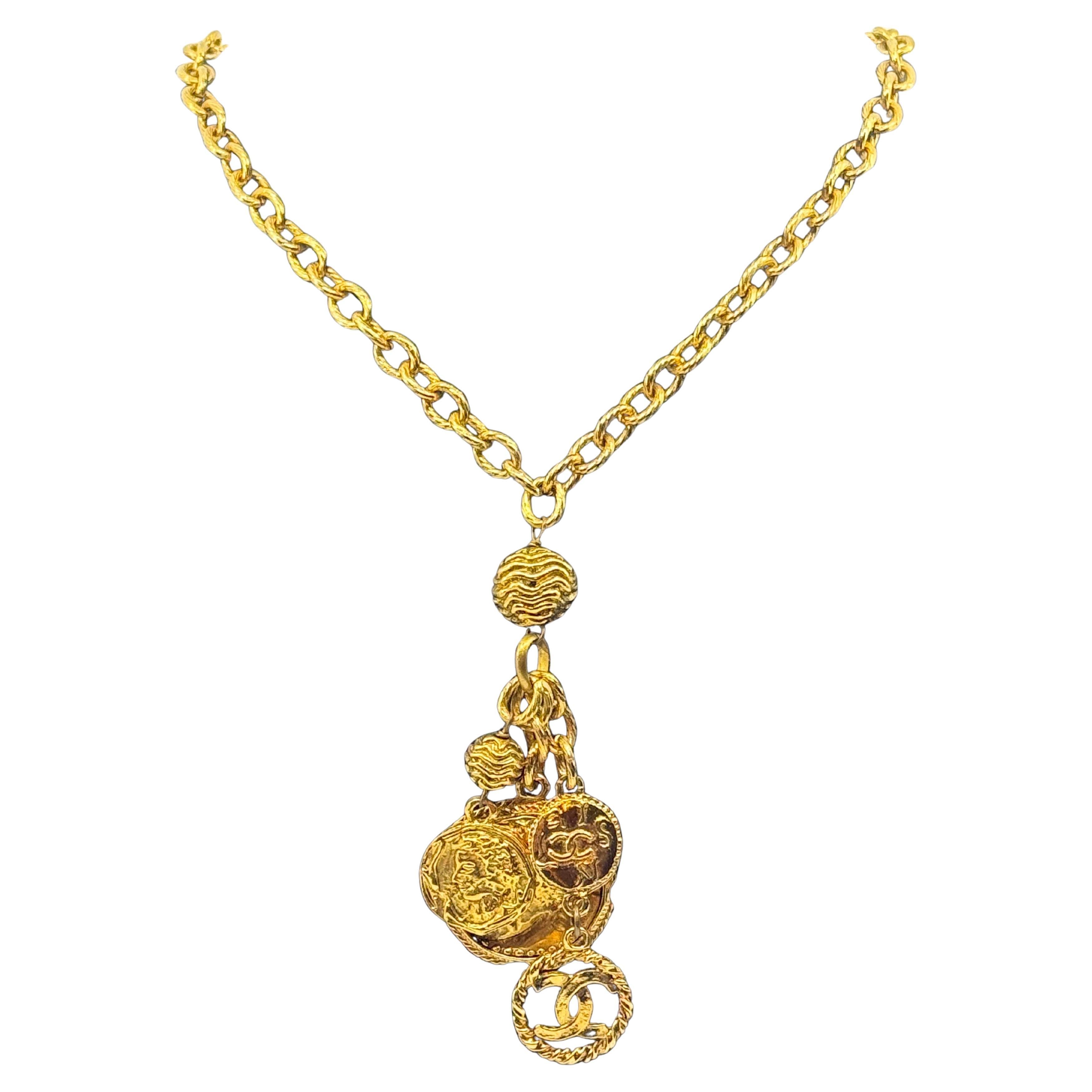 Collier Vintage Chanel CC Or Pendentif à breloques en forme de pièces de monnaie