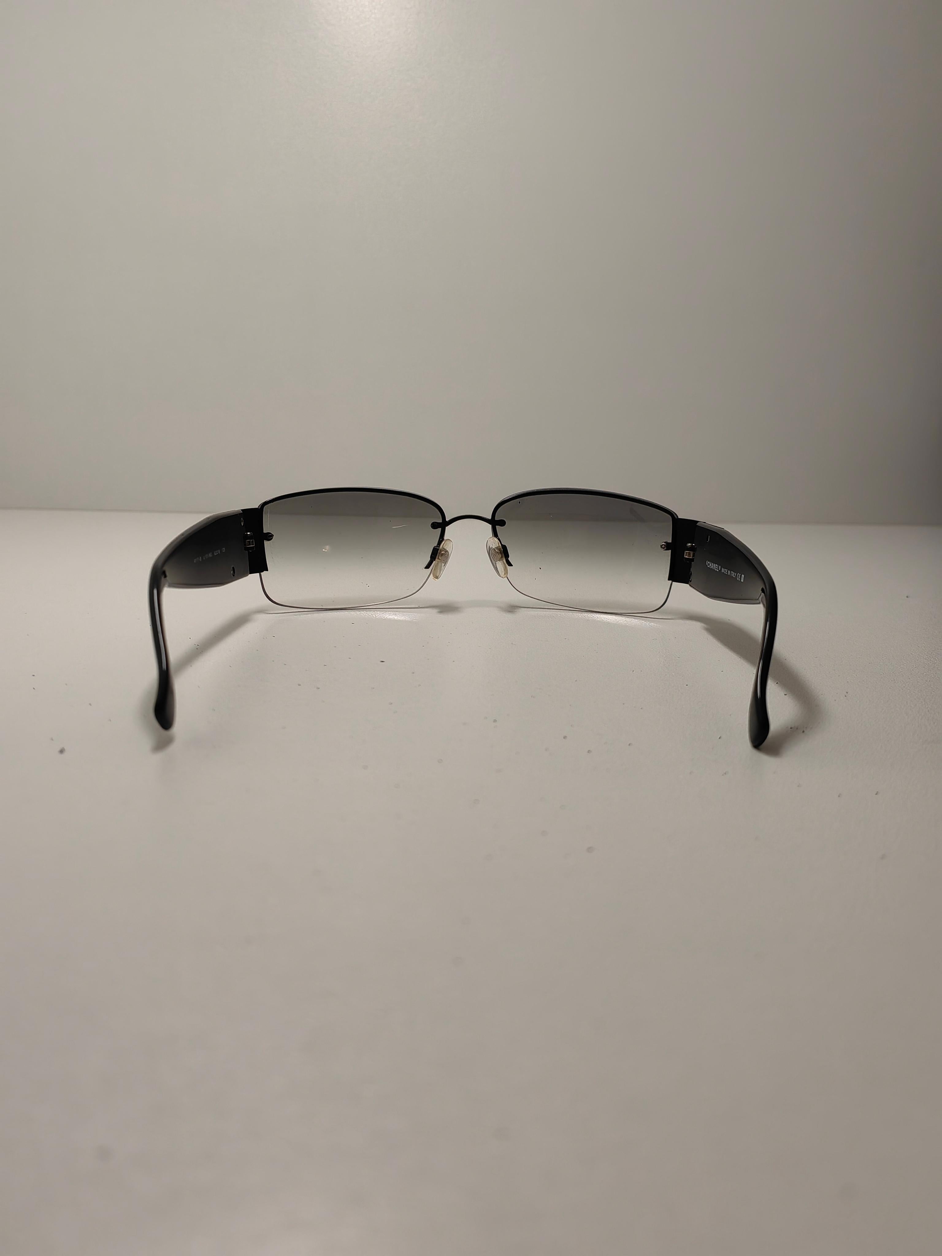 Lunettes de soleil vintage Chanel CC Interlocking Black Large Side Logo Grey Lens en vente 5